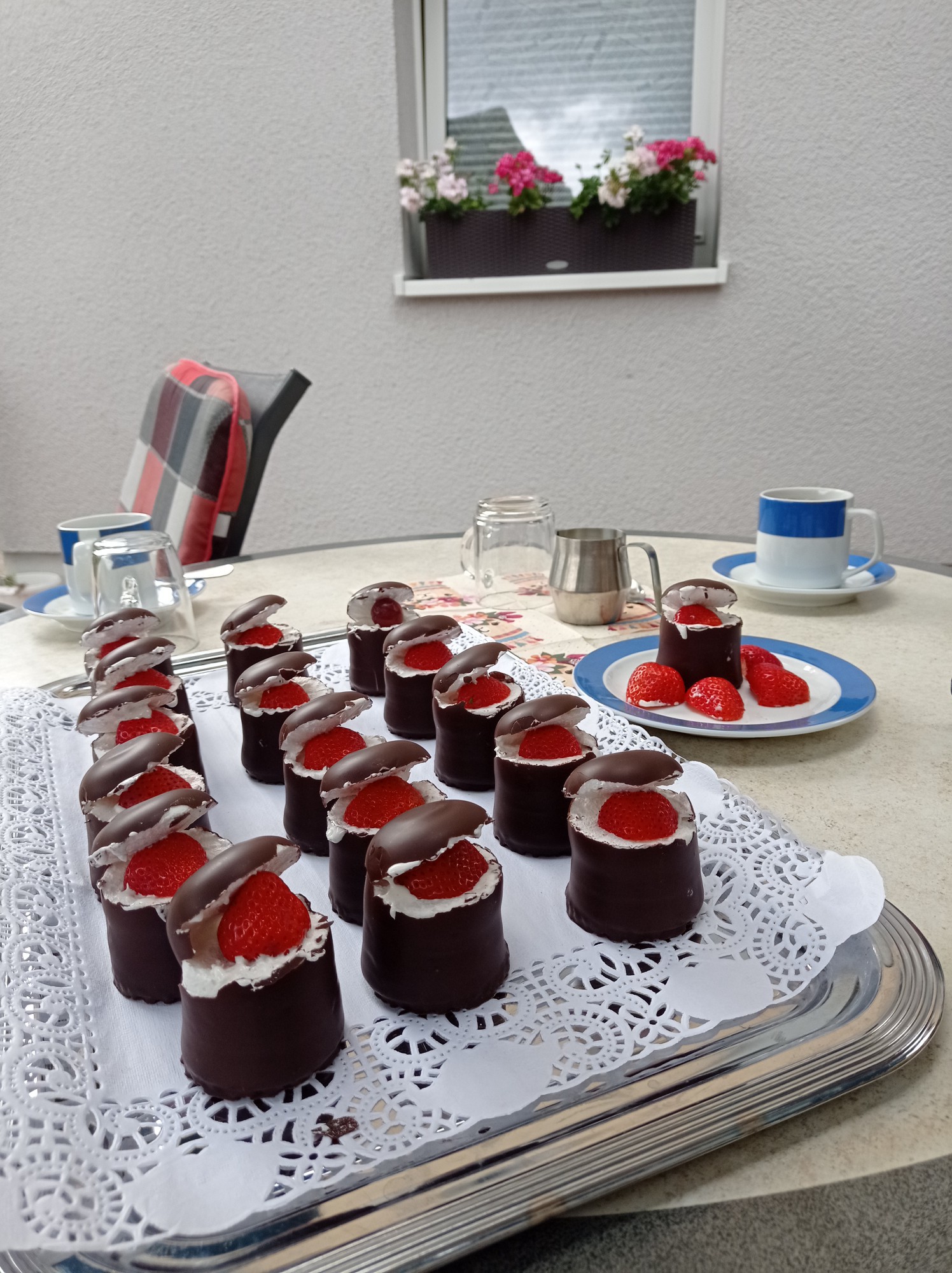 Gef&uuml;llte Schaumk&uuml;sse mit Erdbeeren