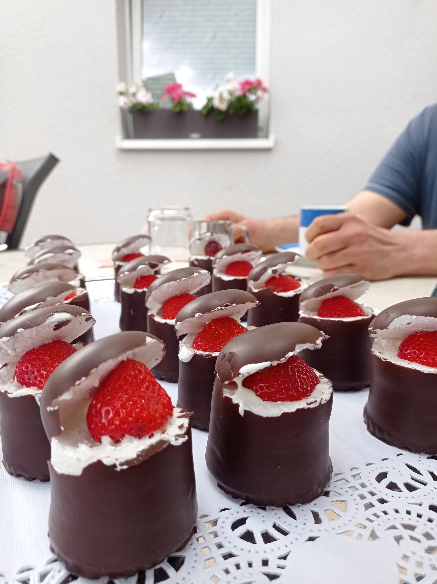 Gef&uuml;llte Schaumk&uuml;sse mit Erdbeeren