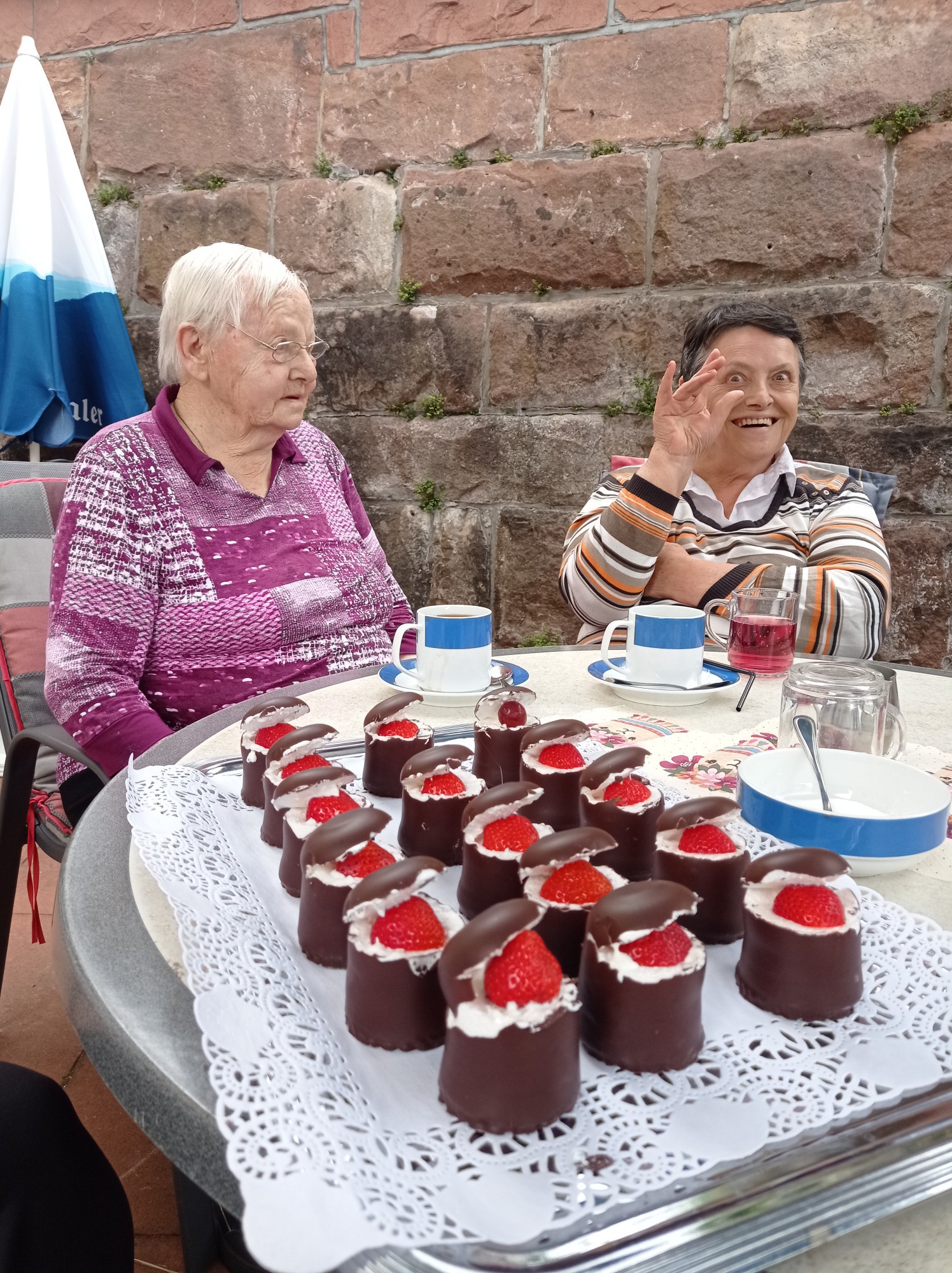 Bewohnerin und Mitarbeiterin mit gefüllten Schaumküssen