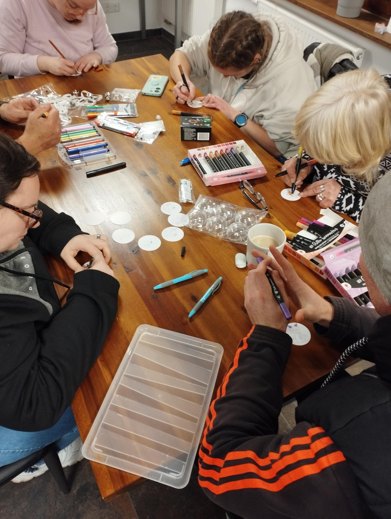 Gemeinsames Weihnachtskugel bemalen