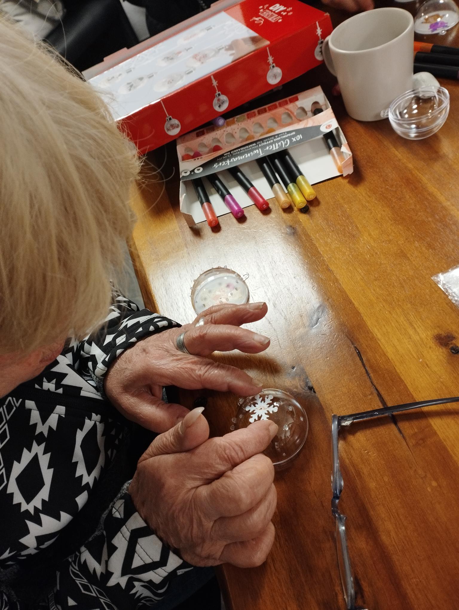 Weihnachtskugel bemalen