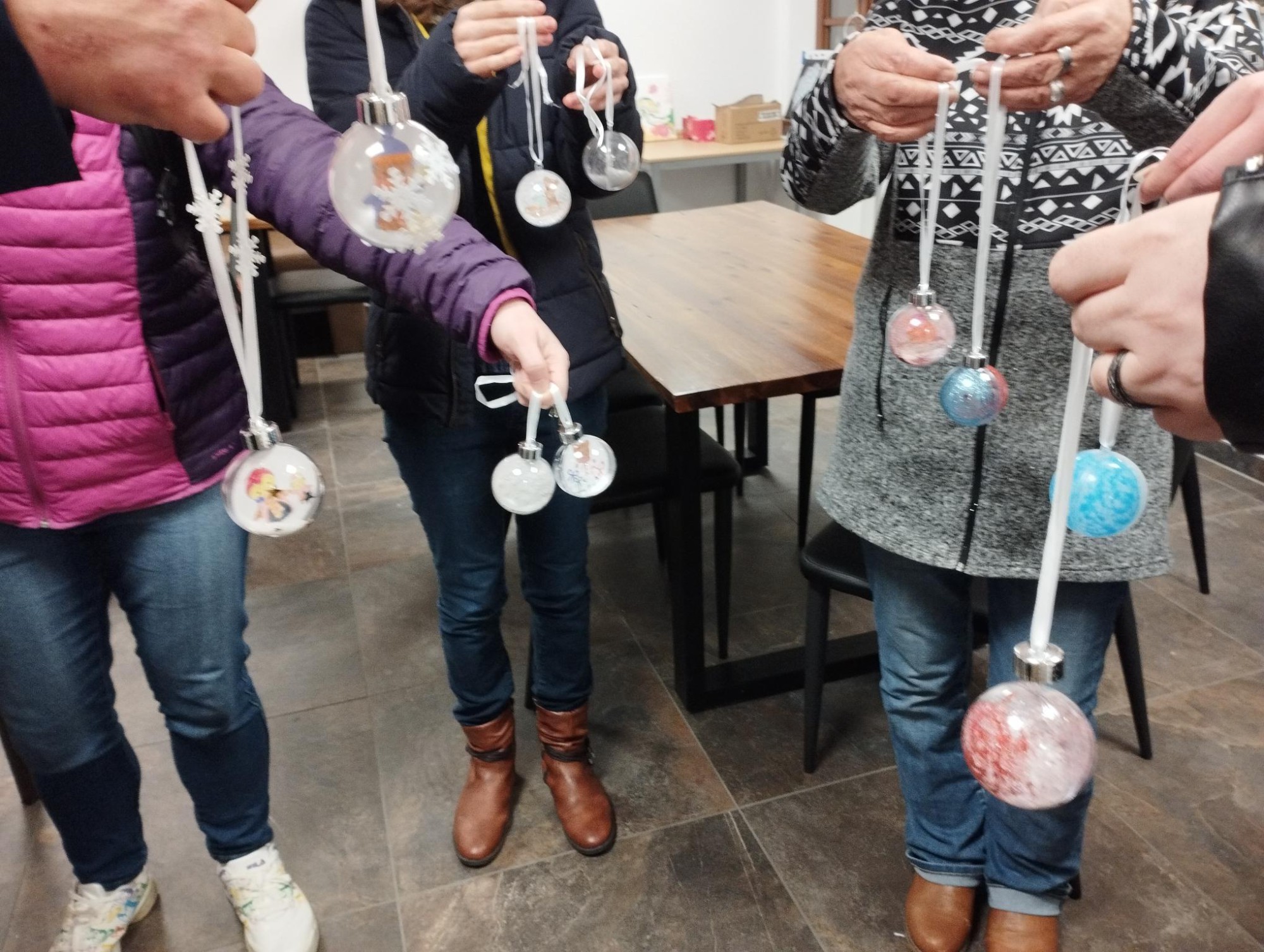 Fertig gestellte Weihnachtskugeln