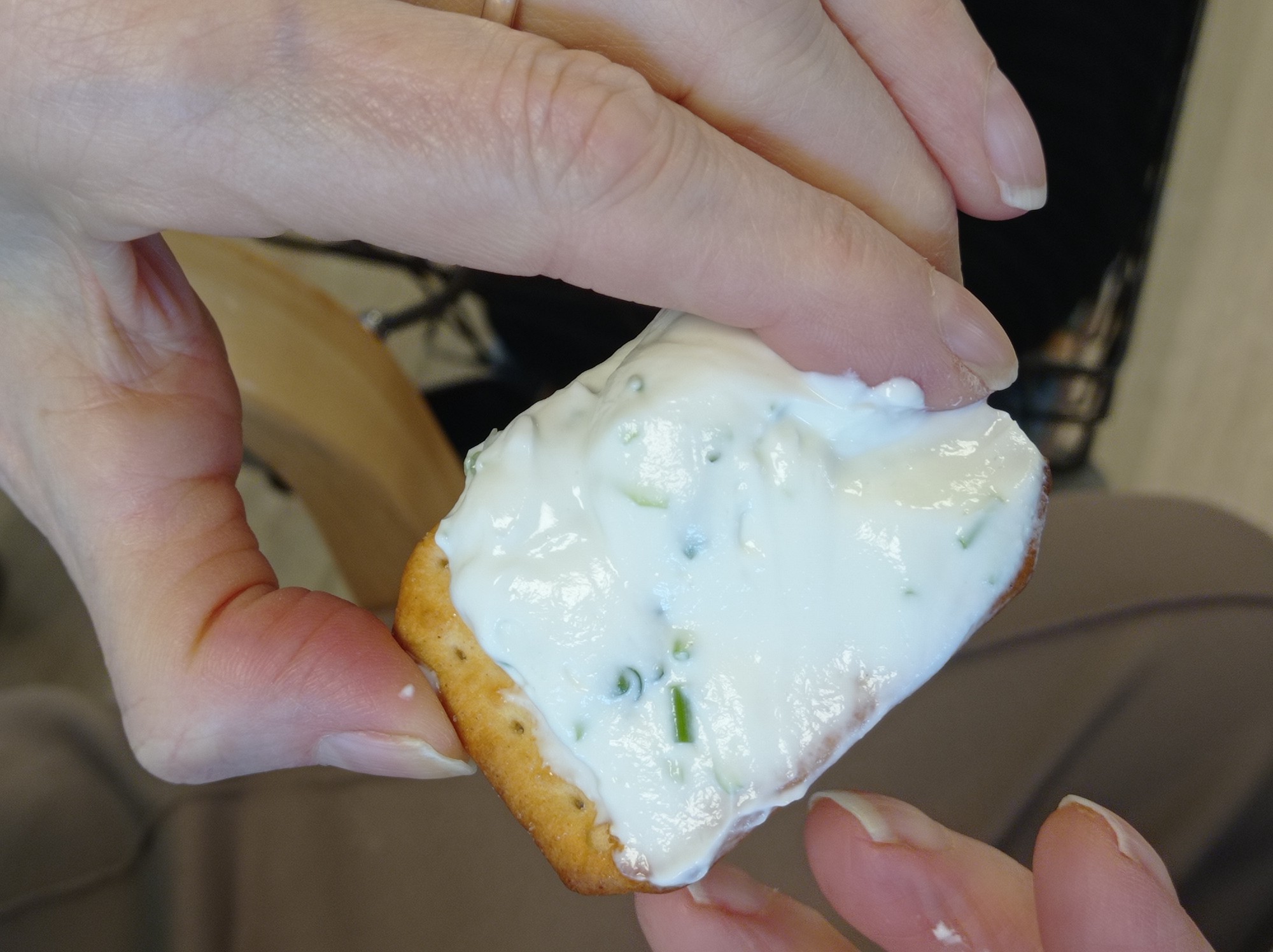 Auf Keks angerichteter Kräuterquark