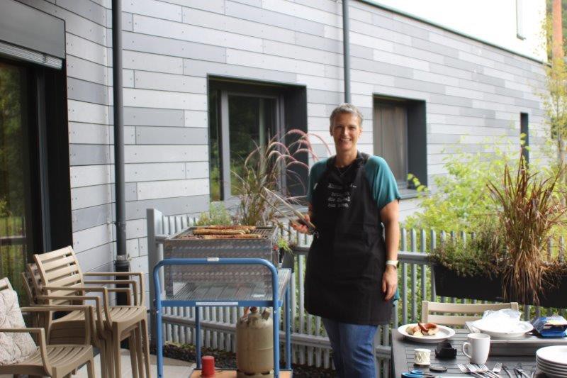 Mitarbeiterin am Grill