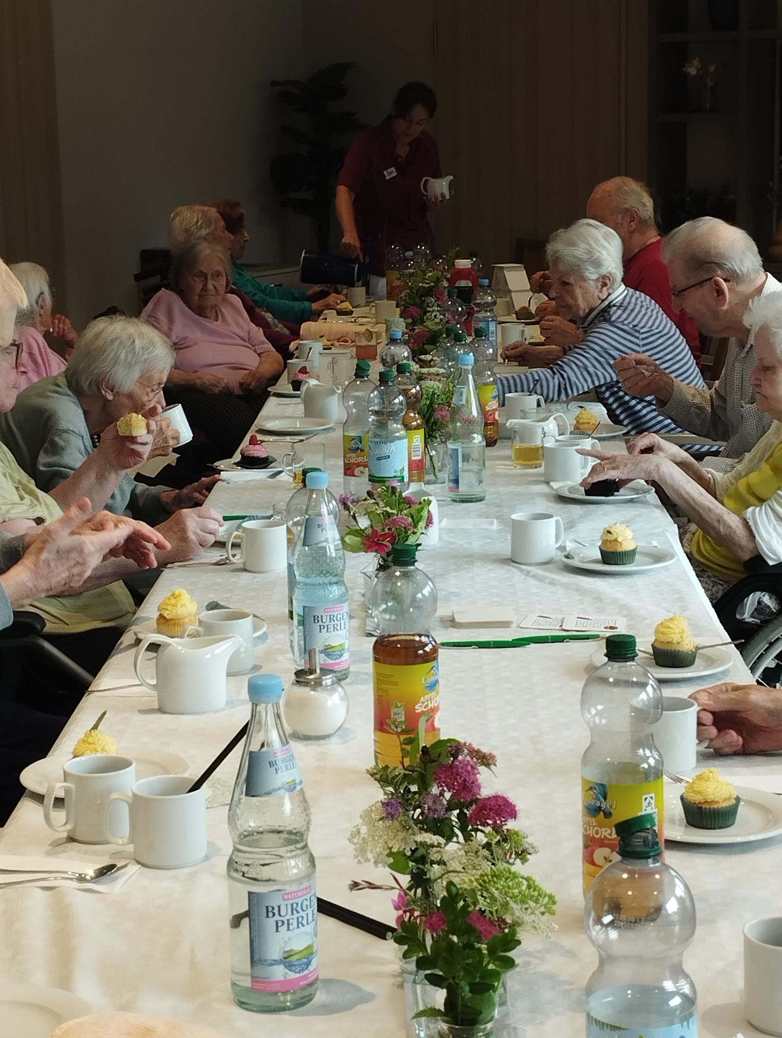 Bewohner/innen am Kaffeetisch