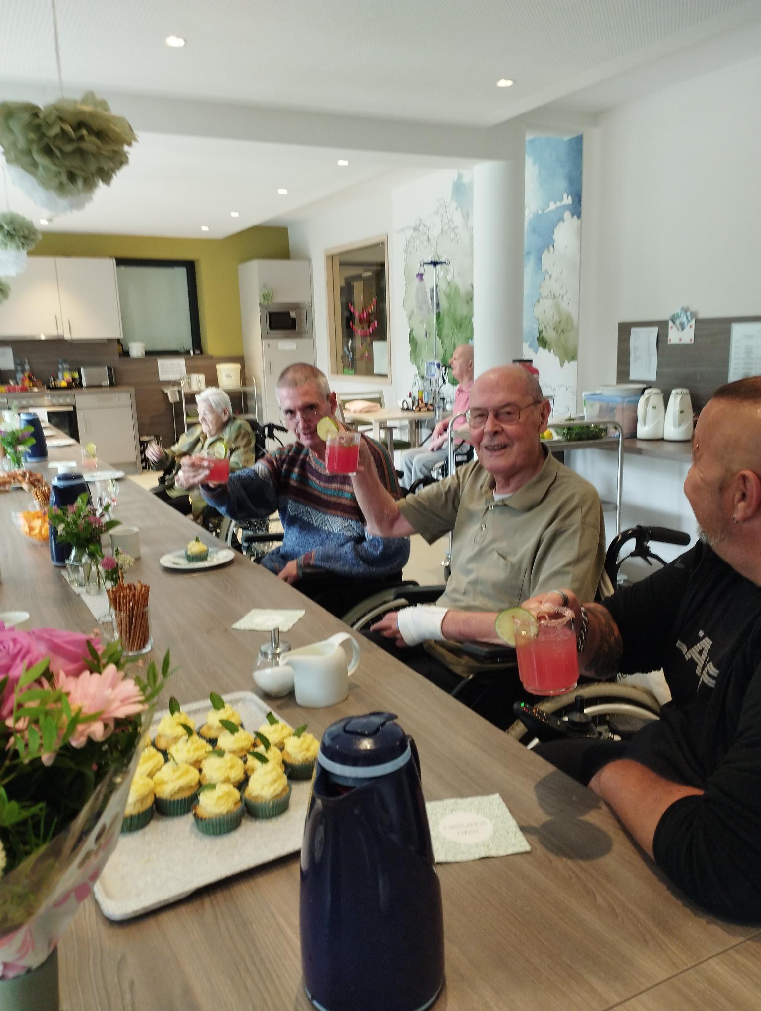 Bewohner/innen mit fruchtiger Melonenbowle