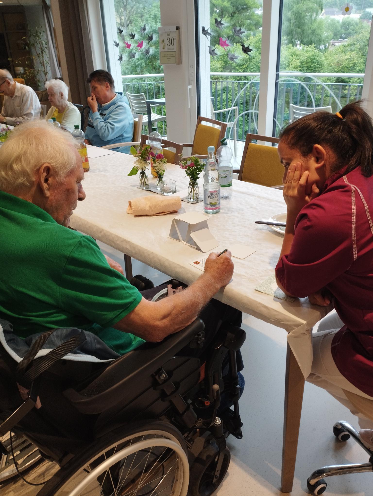 Gemeinsames R&auml;tseln mit Bewohner