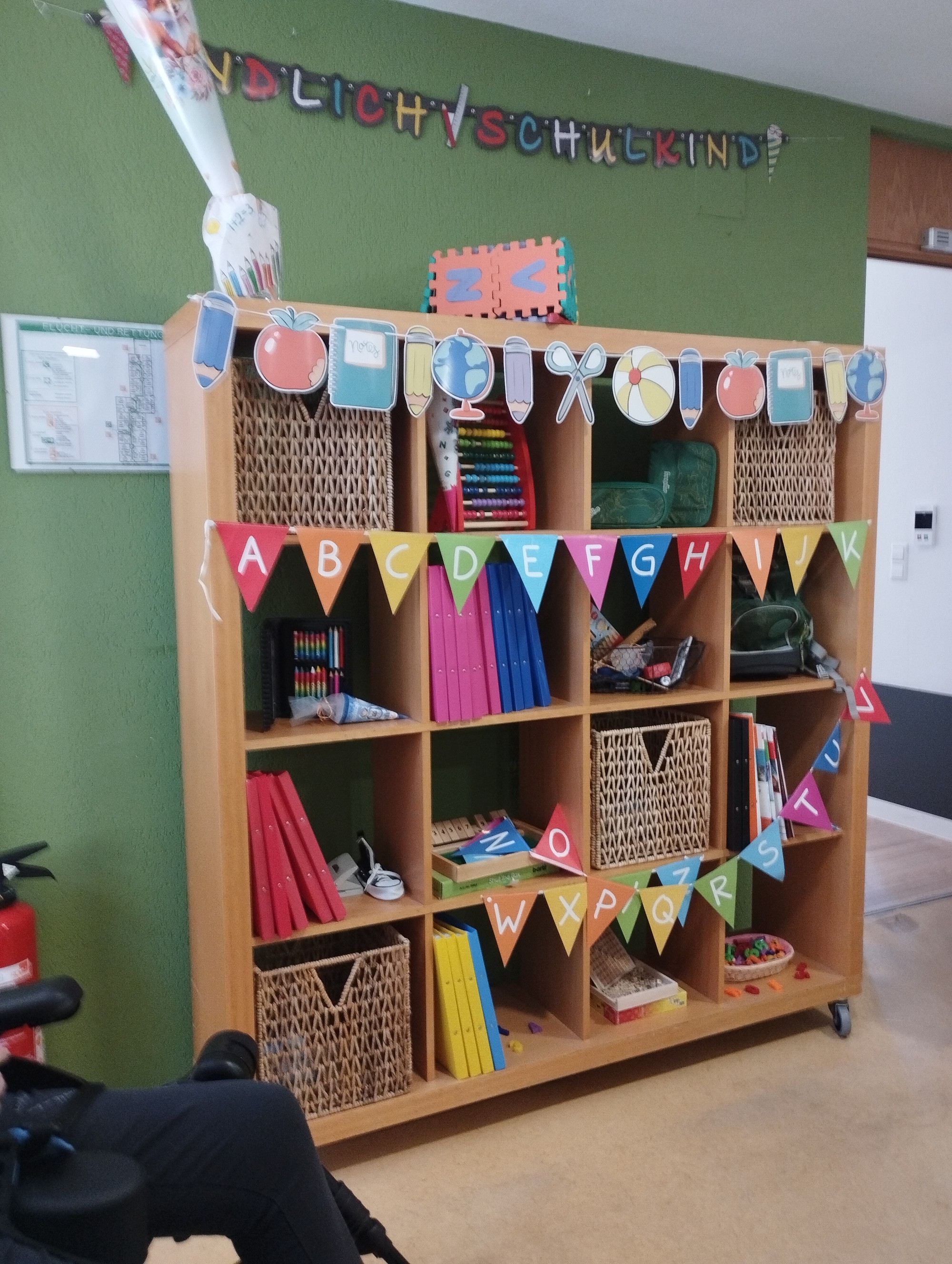 Regal mit Schulsachen