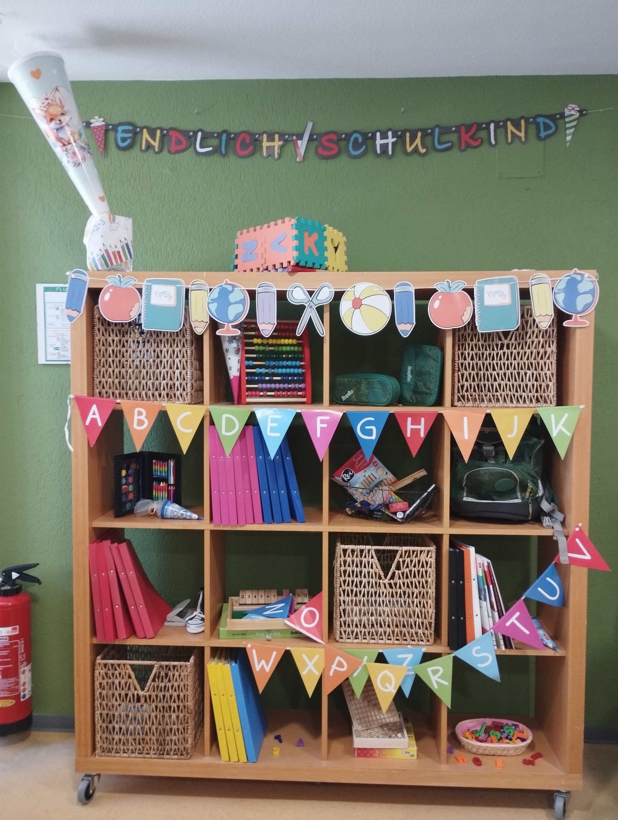 Regal mit Schulsachen