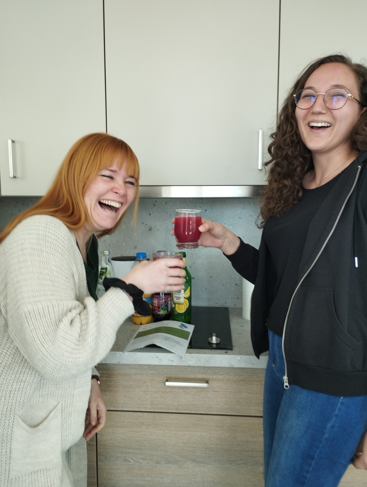 Mitarbeiterinnen mit Cocktails