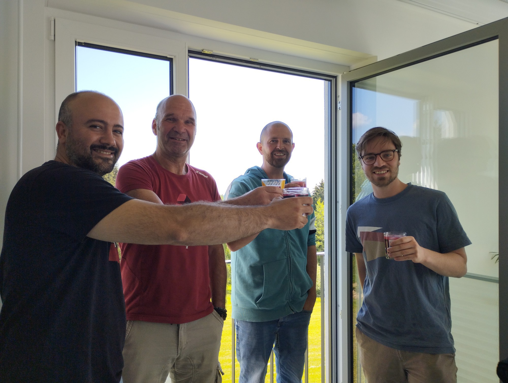 Gruppenfoto mit Cocktails