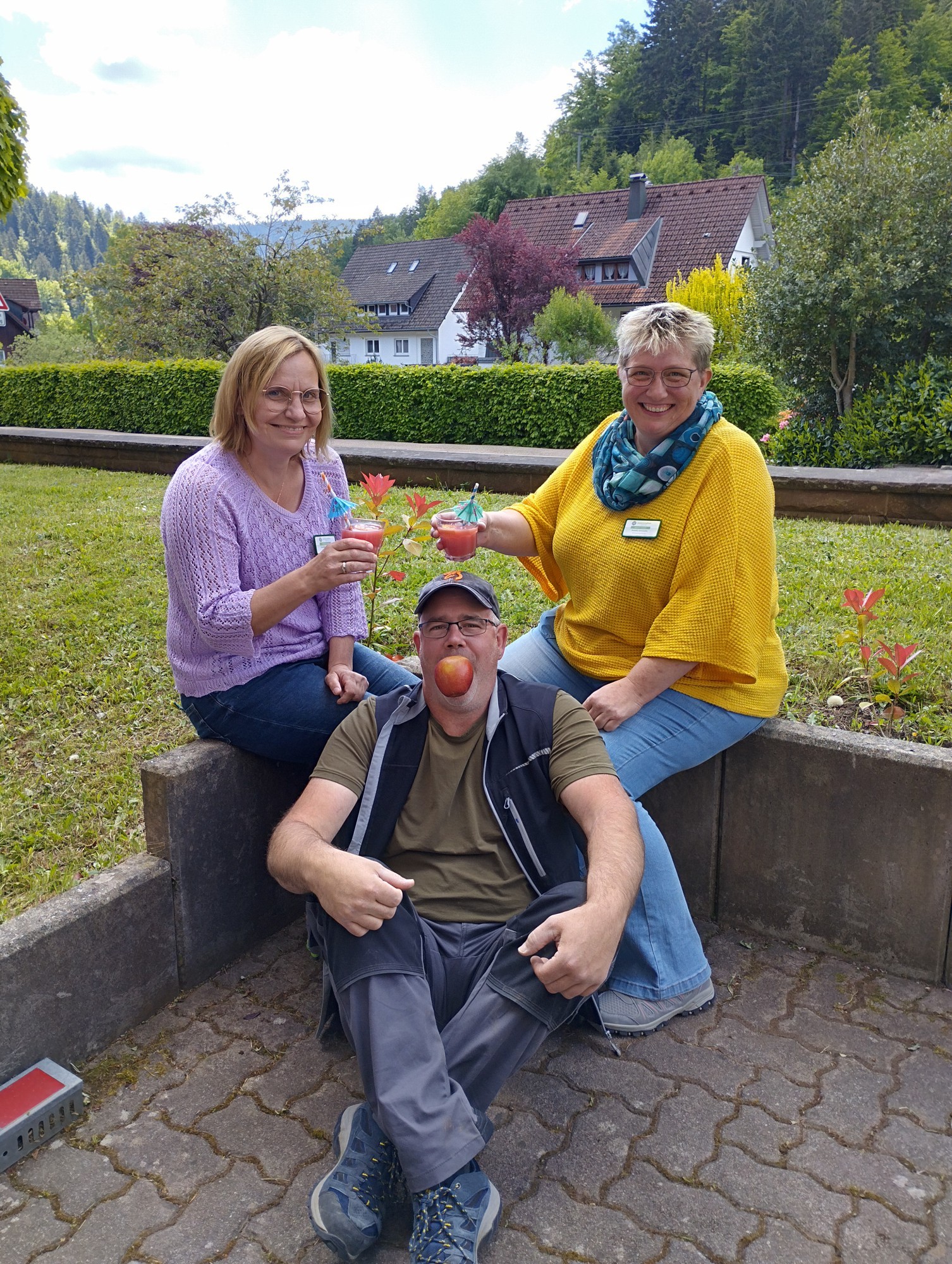 Gruppenfoto mit Cocktails