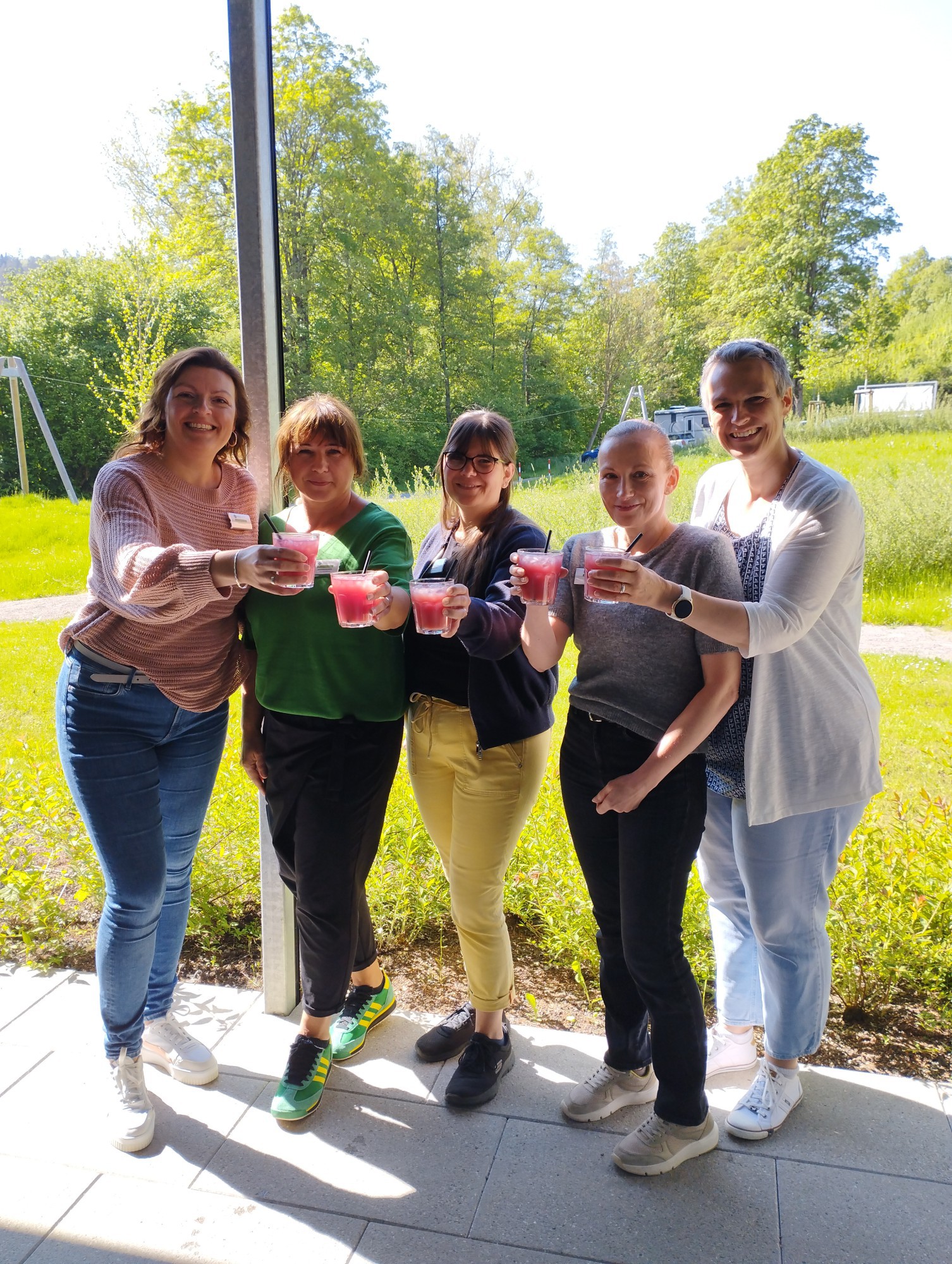 Gruppenfoto mit Cocktails