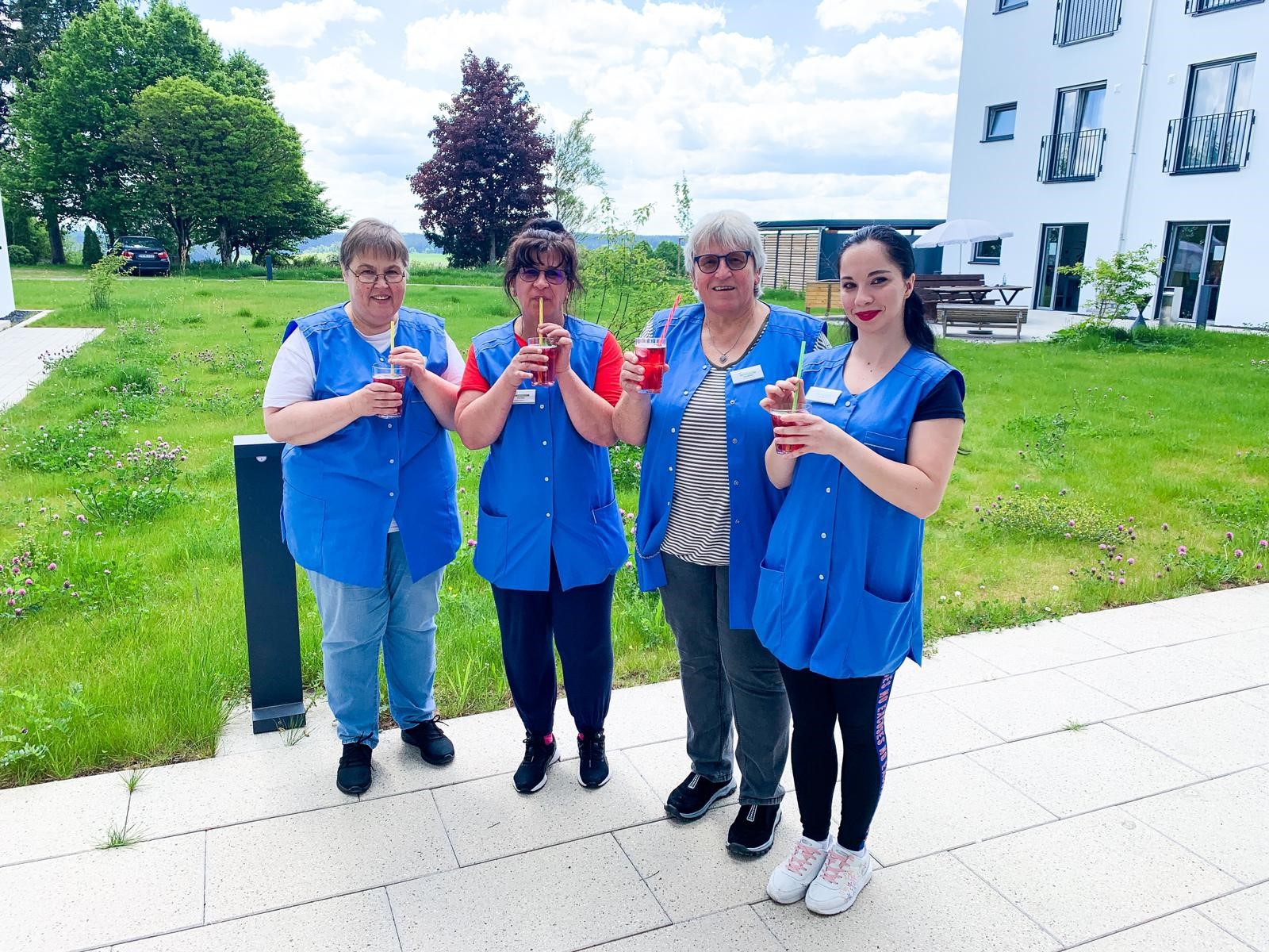 Gruppenfoto mit Cocktails