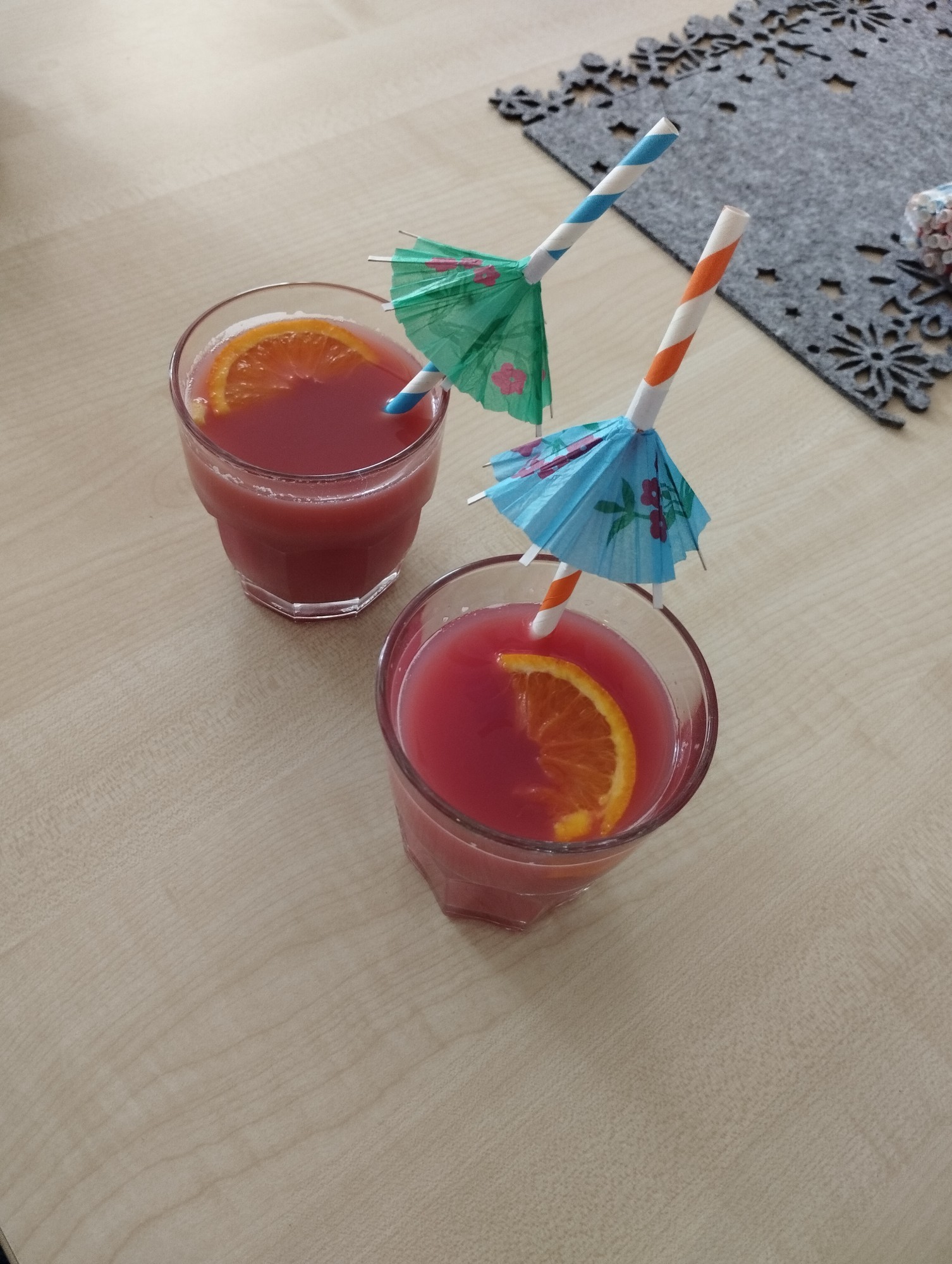 Zubereitete Cocktails mit Schirmchen