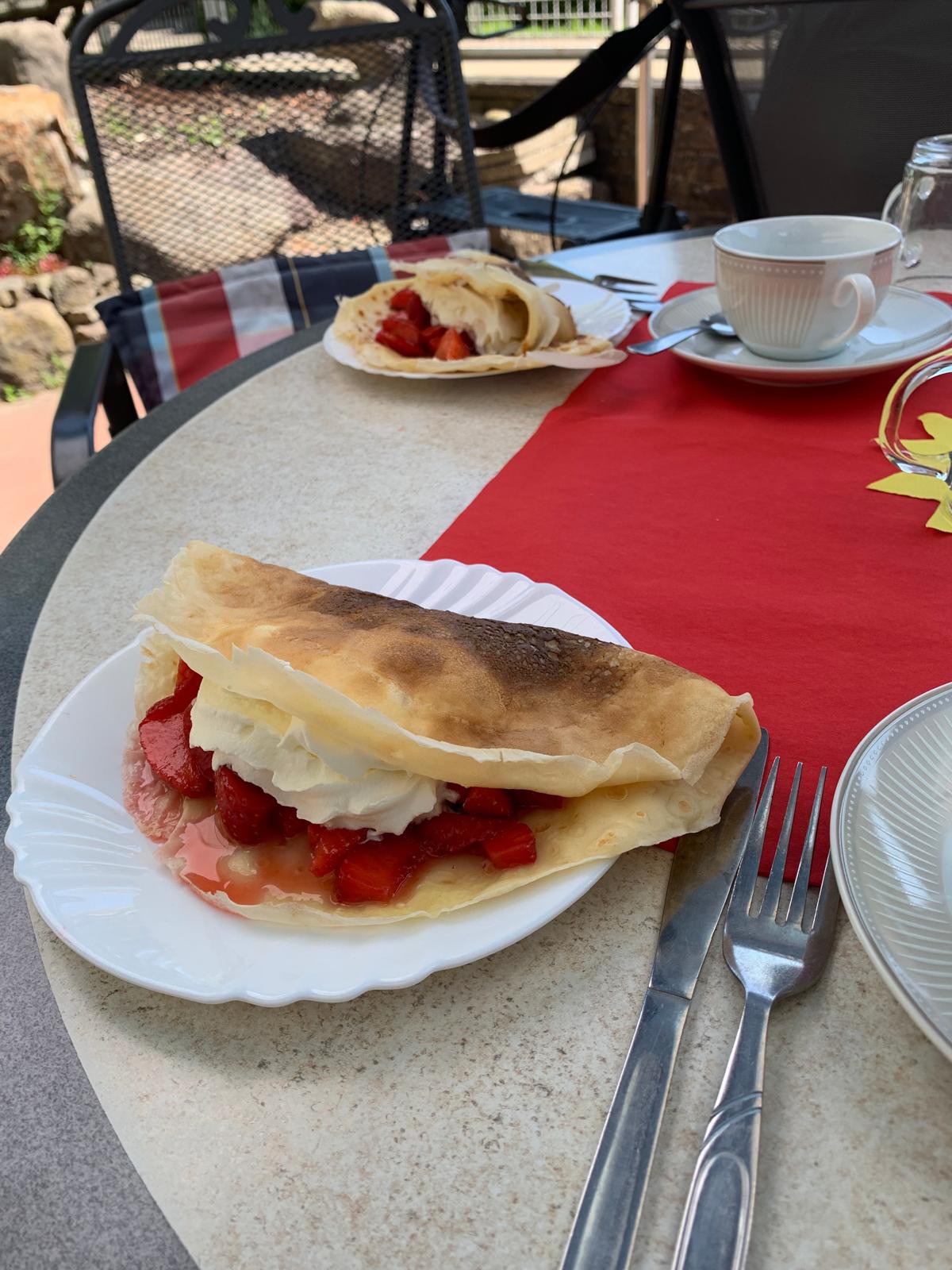 Pfannkuchen mit Sahne und Erdbeerkompott
