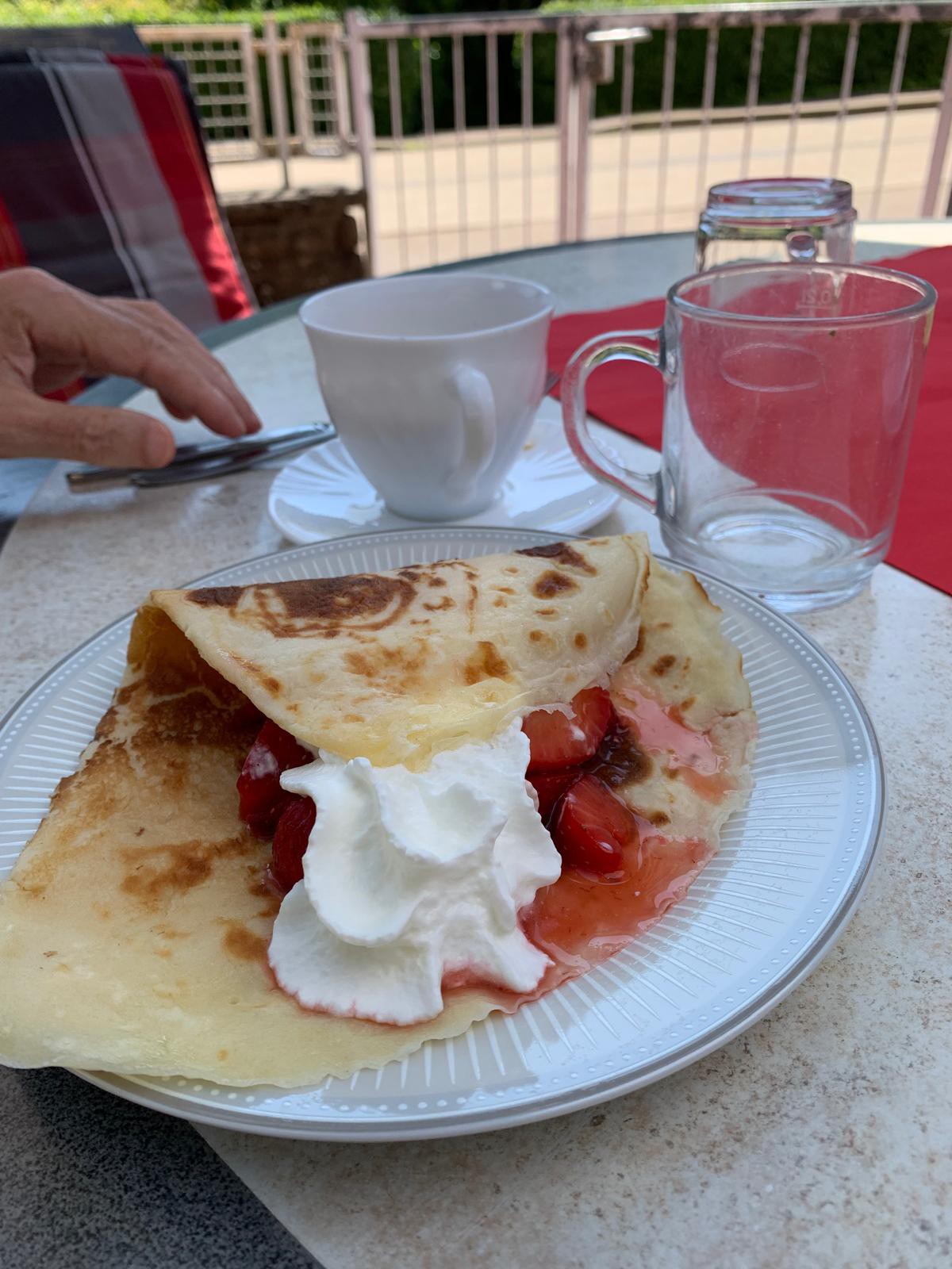 Pfannkuchen mit Sahne und Erdbeerkompott