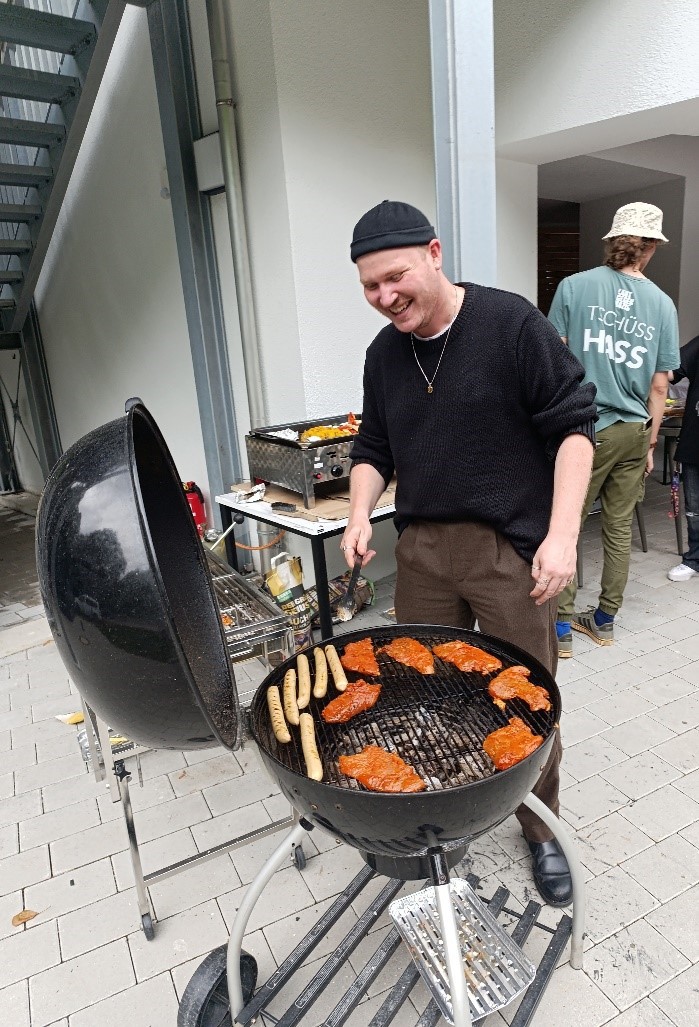 Mitarbeiter am Grill