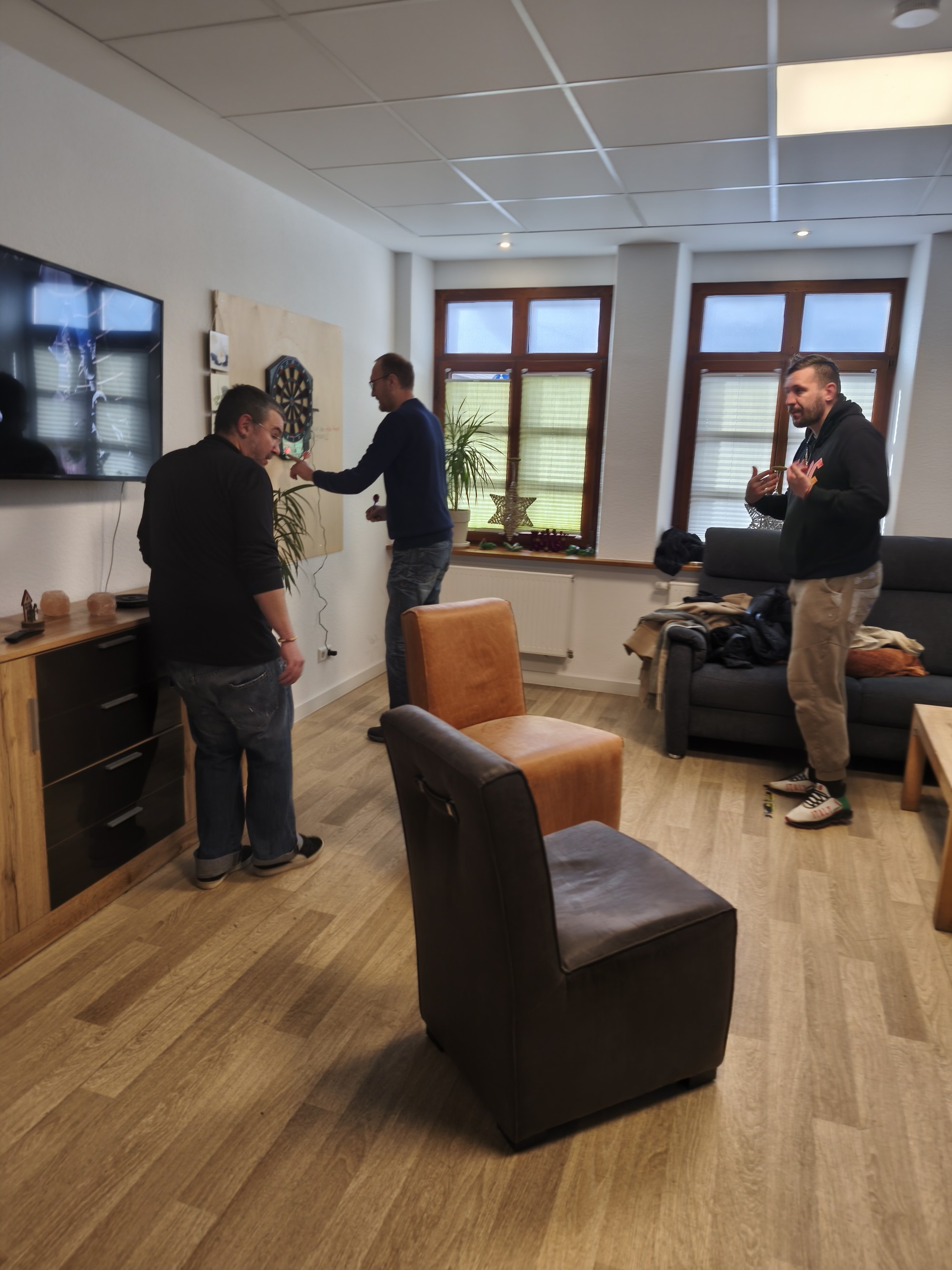 Gemeinsames Dart spielen