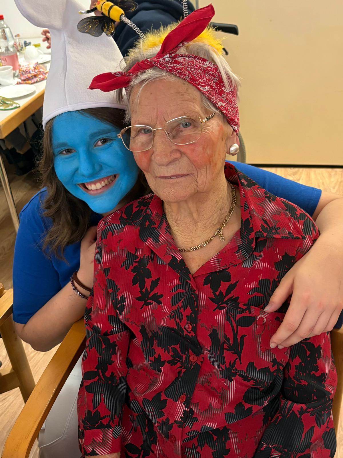 Verkleidete Mitarbeiterin und Bewohnerin