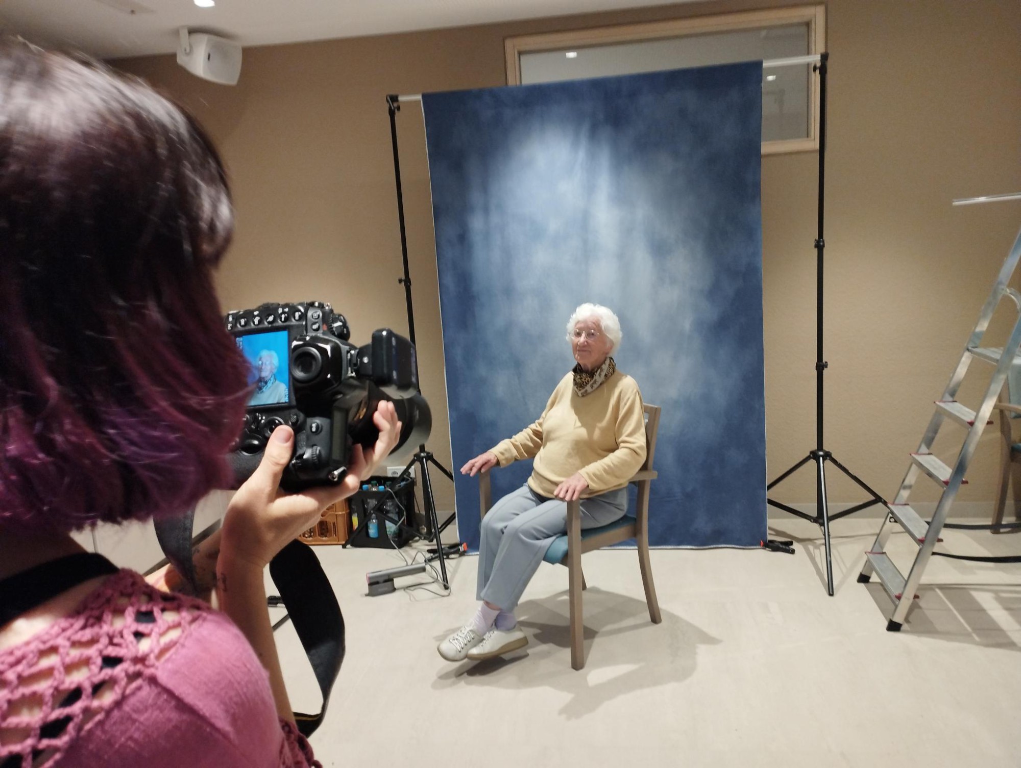 Fotografin richtet Kamera ein