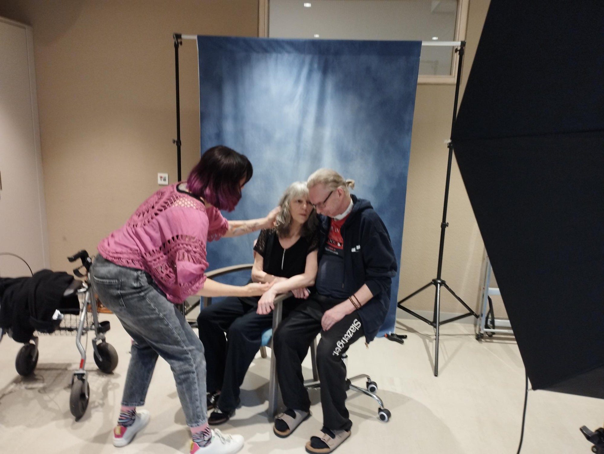 Fotografin setzt Bewohner in Fotopose