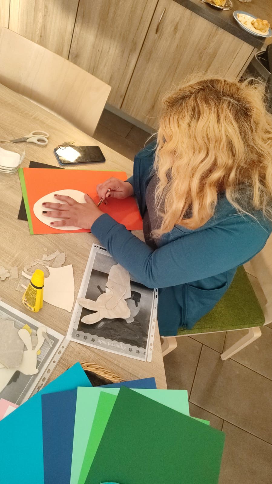 Ausschneiden der Bastelarbeiten