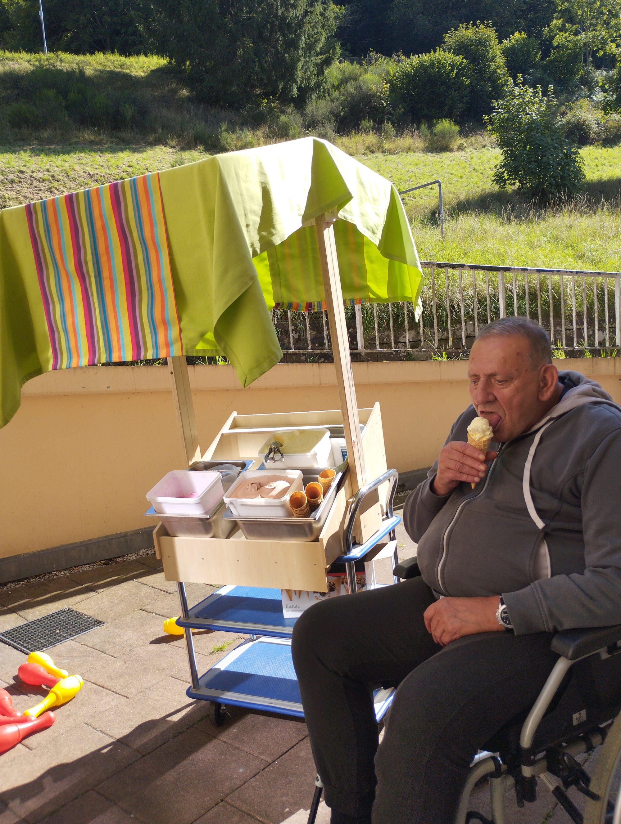 Bewohner isst ein Eis