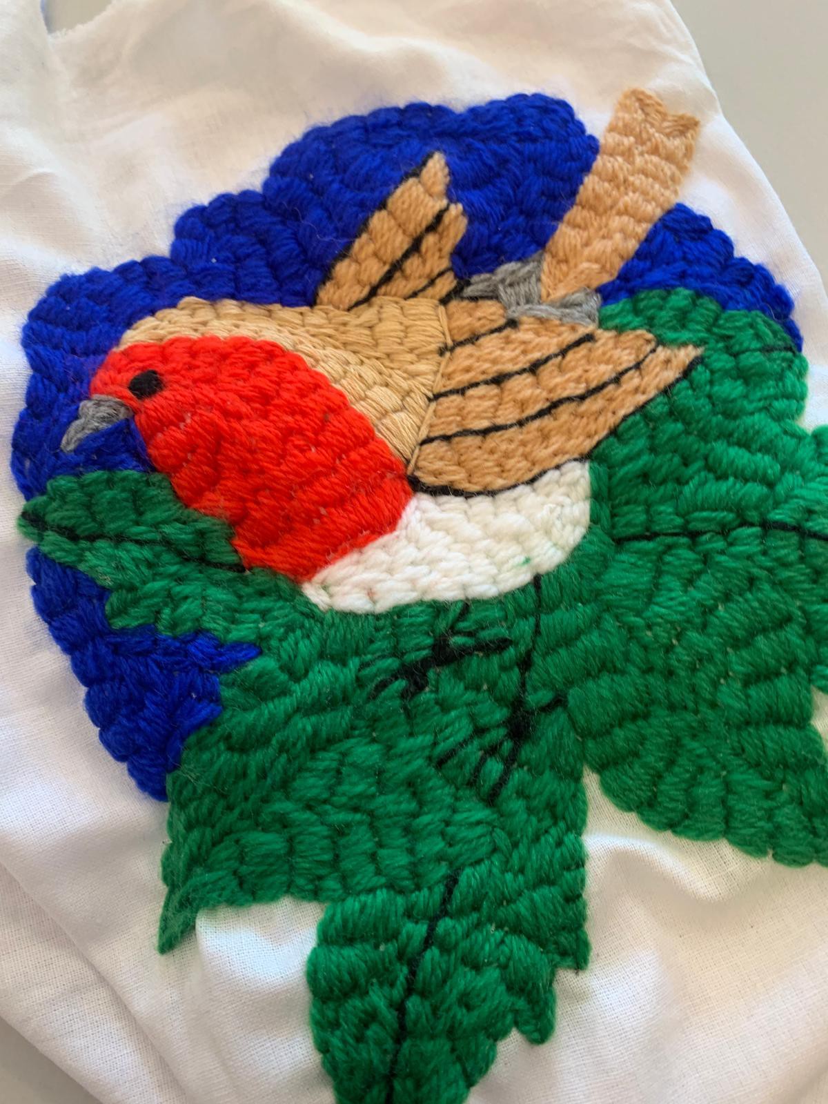 Besticktes Bild mit Vogelmuster