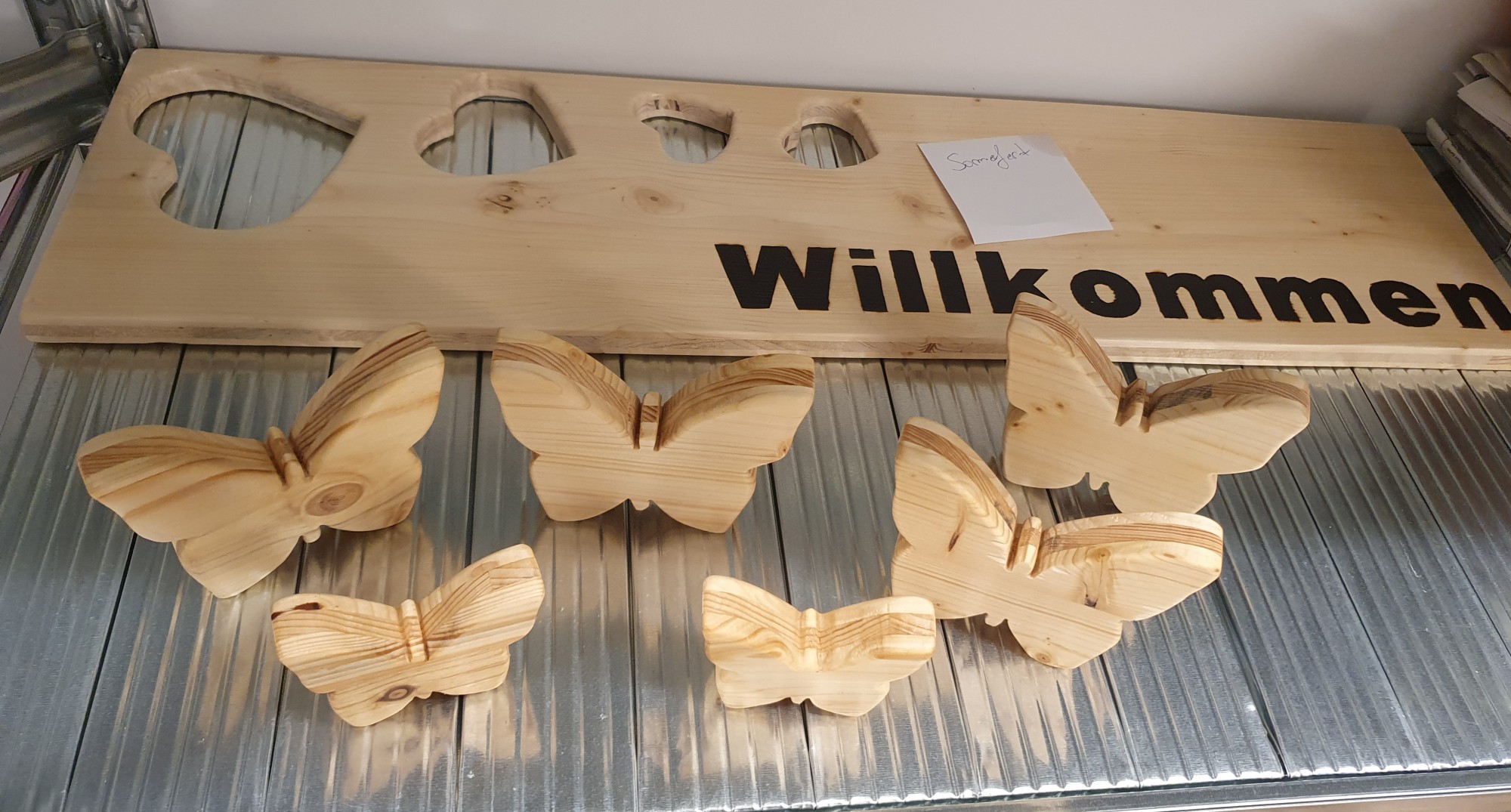 Selbstgebastelte Schmetterlinge aus Holz