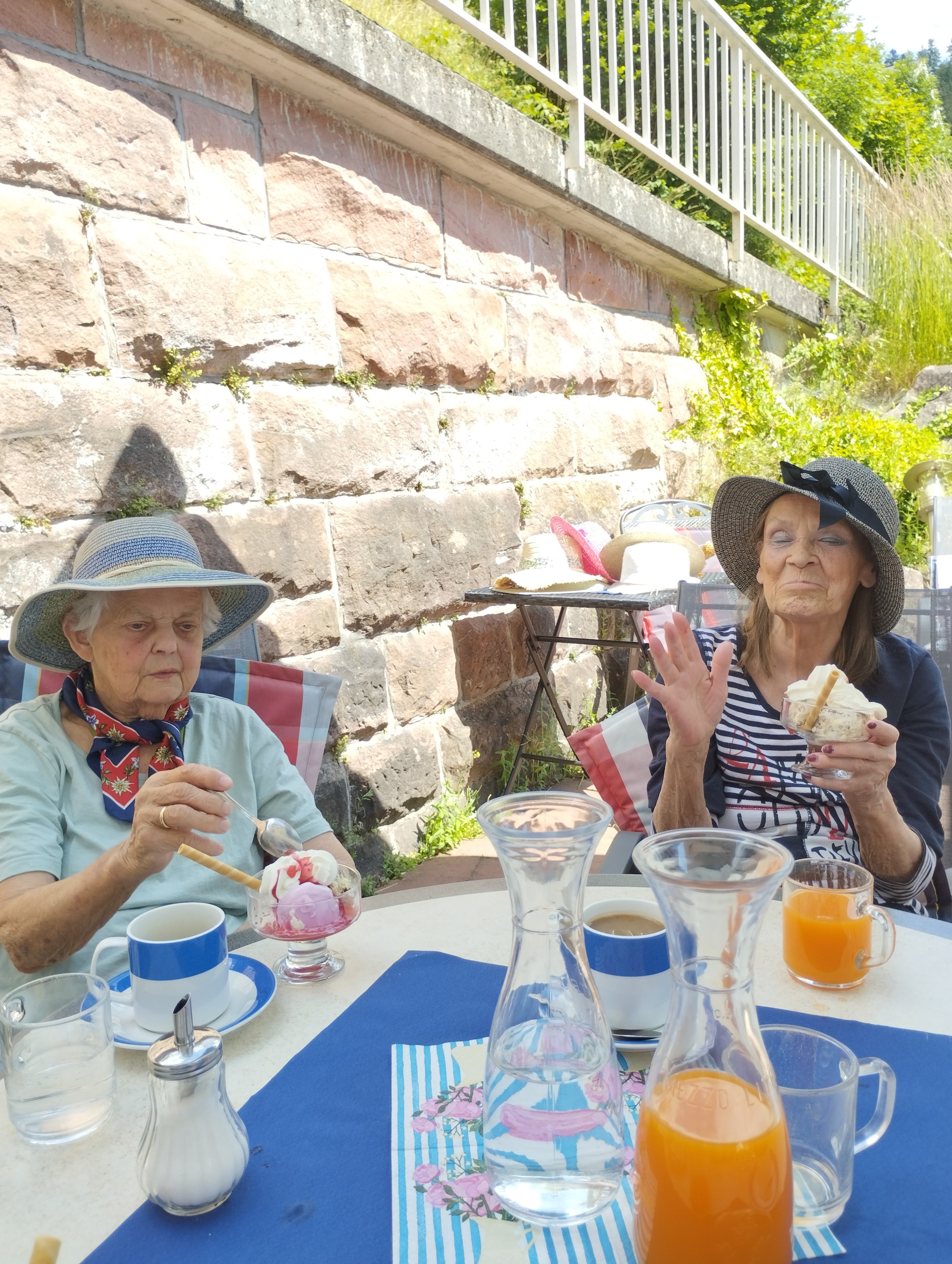 Bewohnerinnen mit Eisbecher