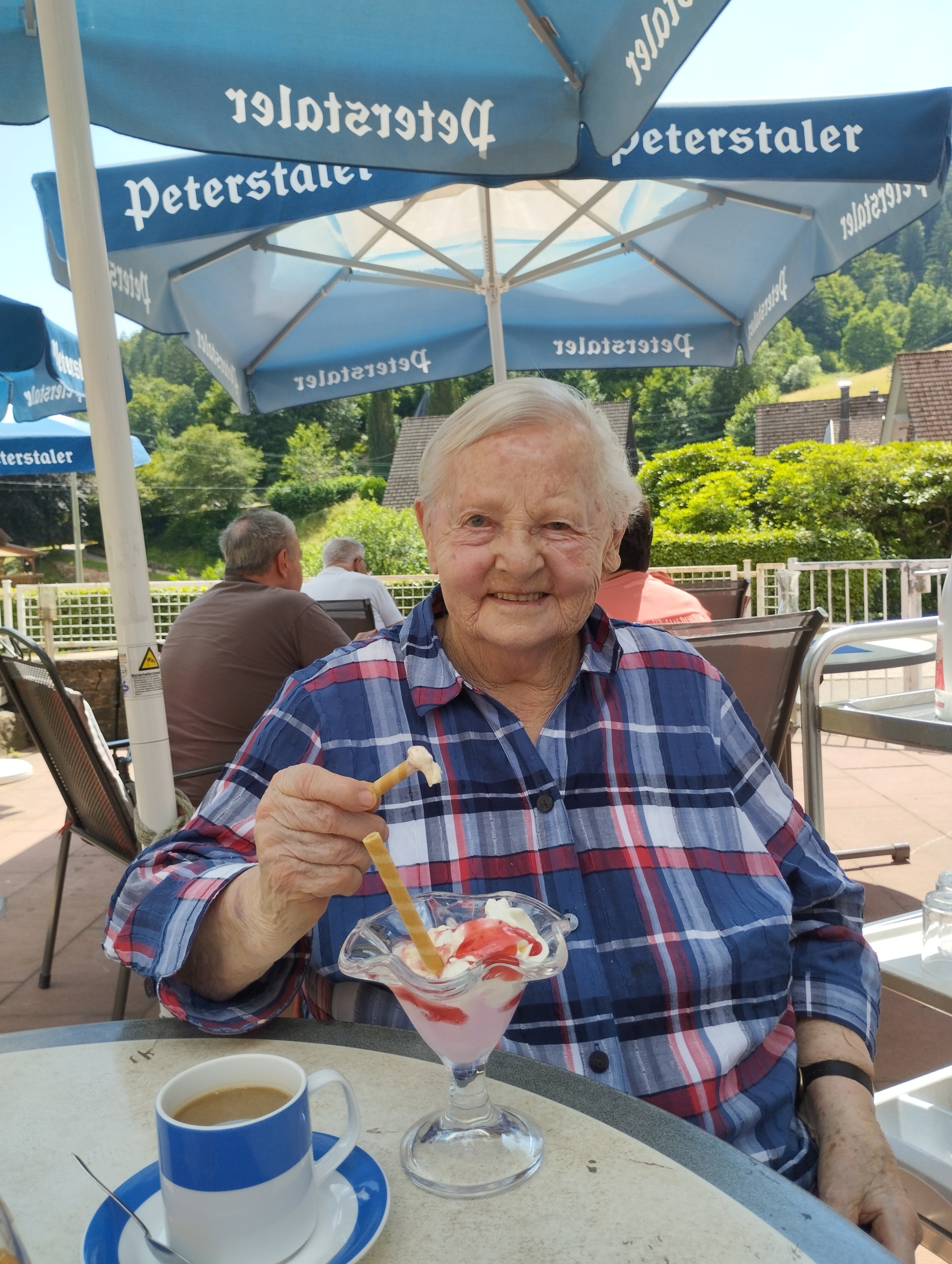 Bewohnerin mit Eisbecher