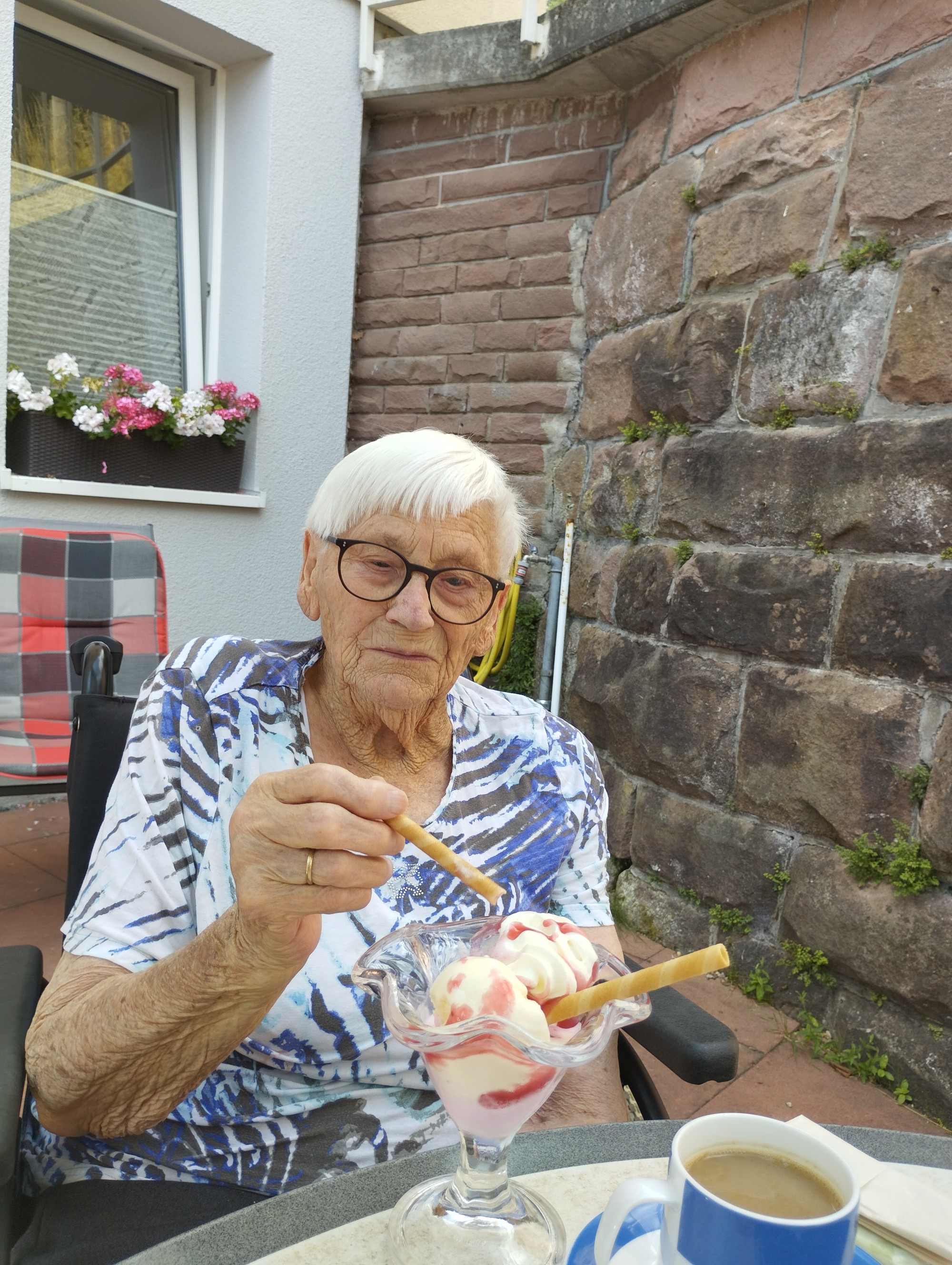 Bewohnerin mit Eisbecher