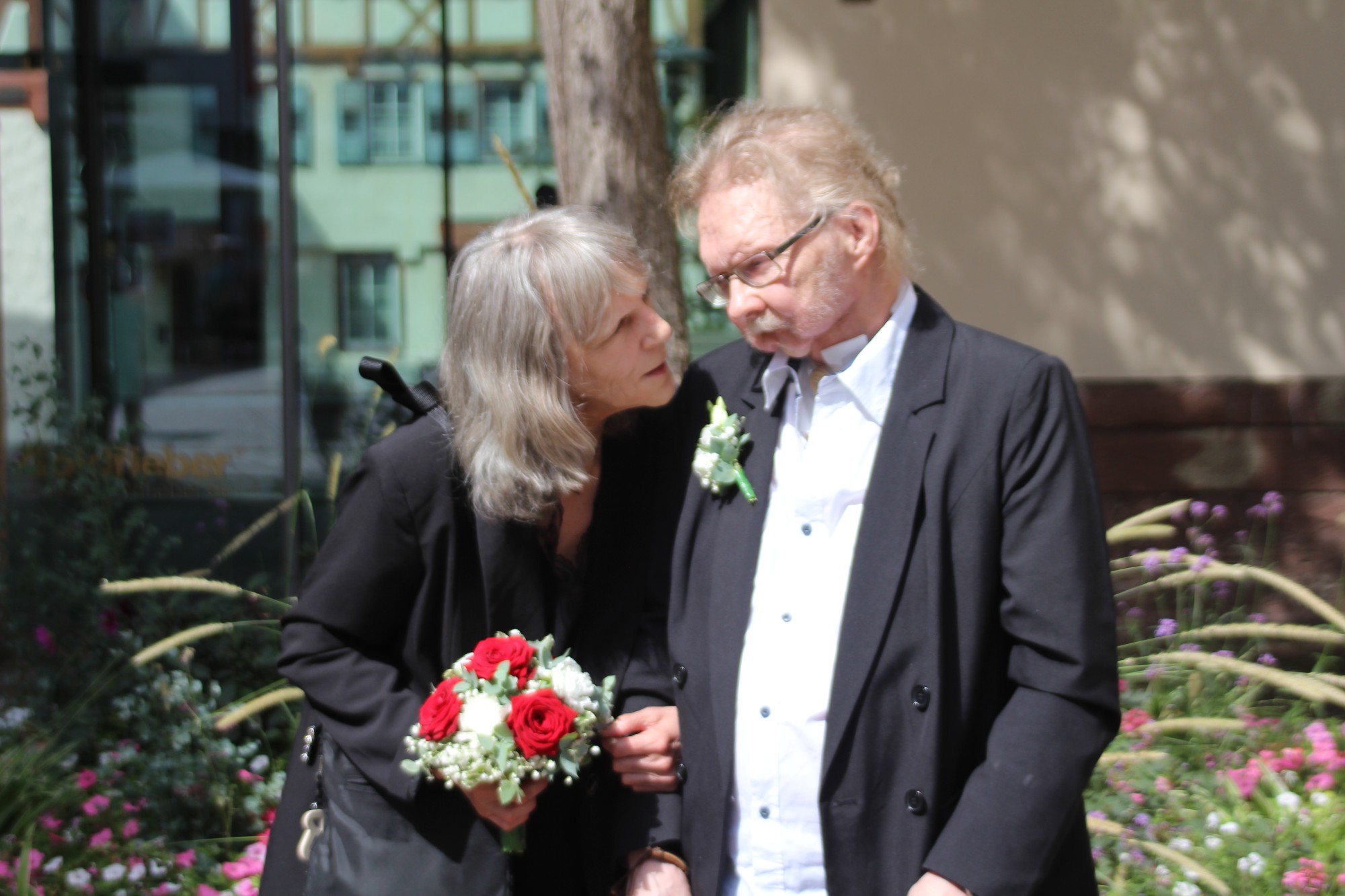 Hochzeitspaar mit Blumenstrauß
