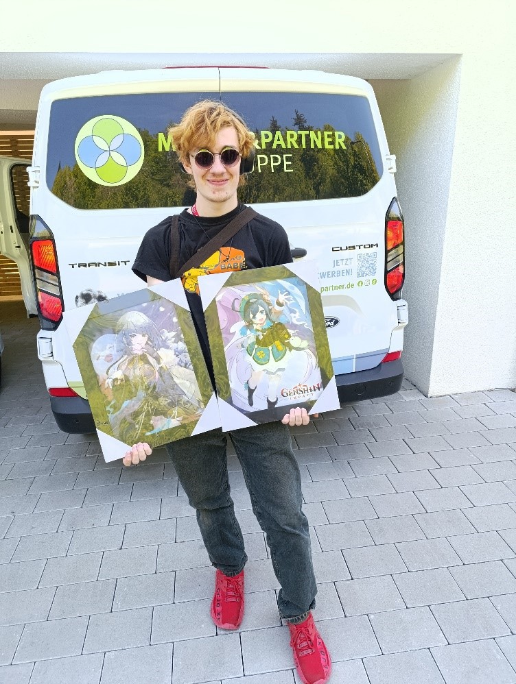 Bewohner präsentiert Flohmarkteinkauf