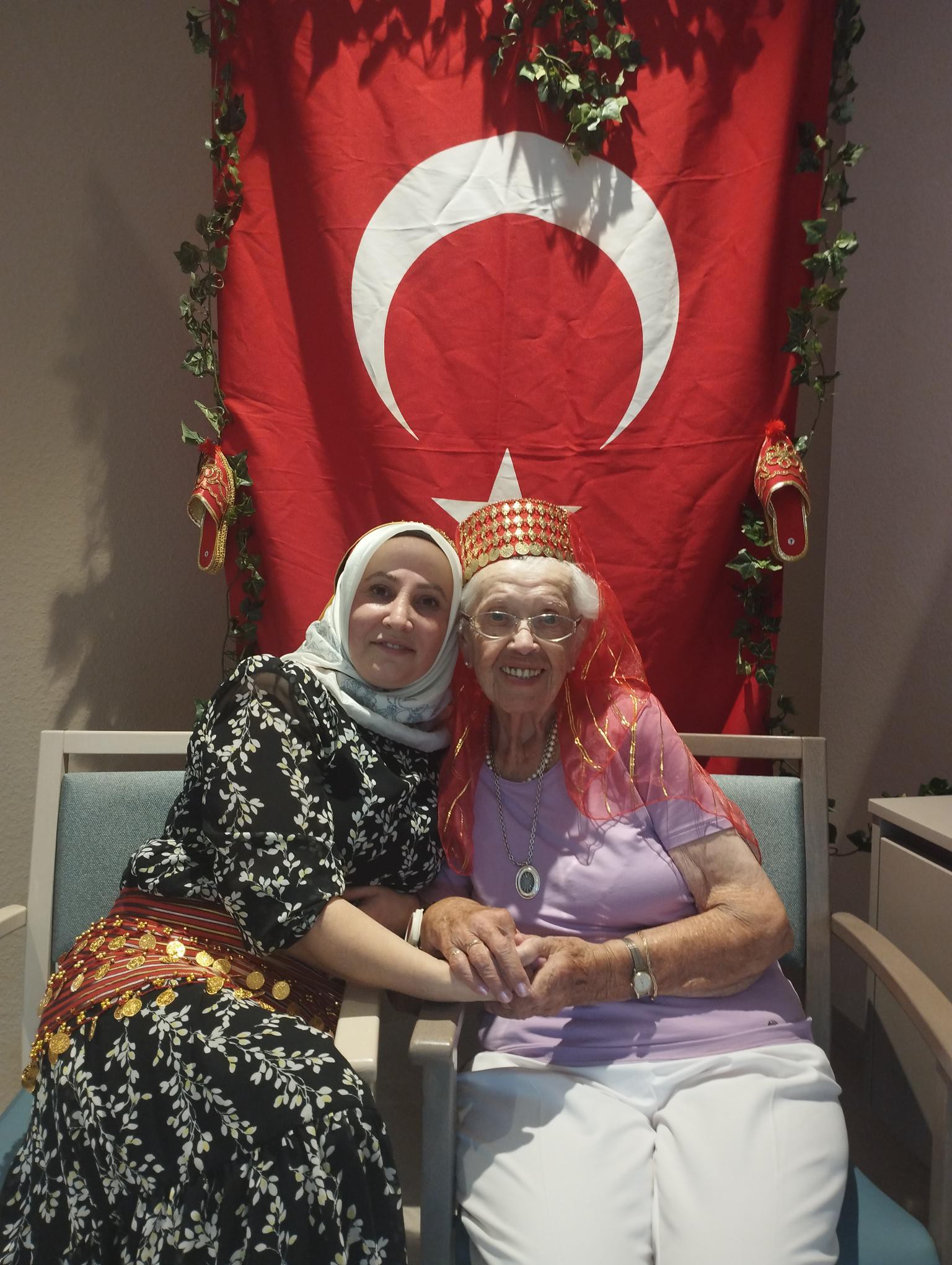 Gruppenfoto vor türkischer Flagge