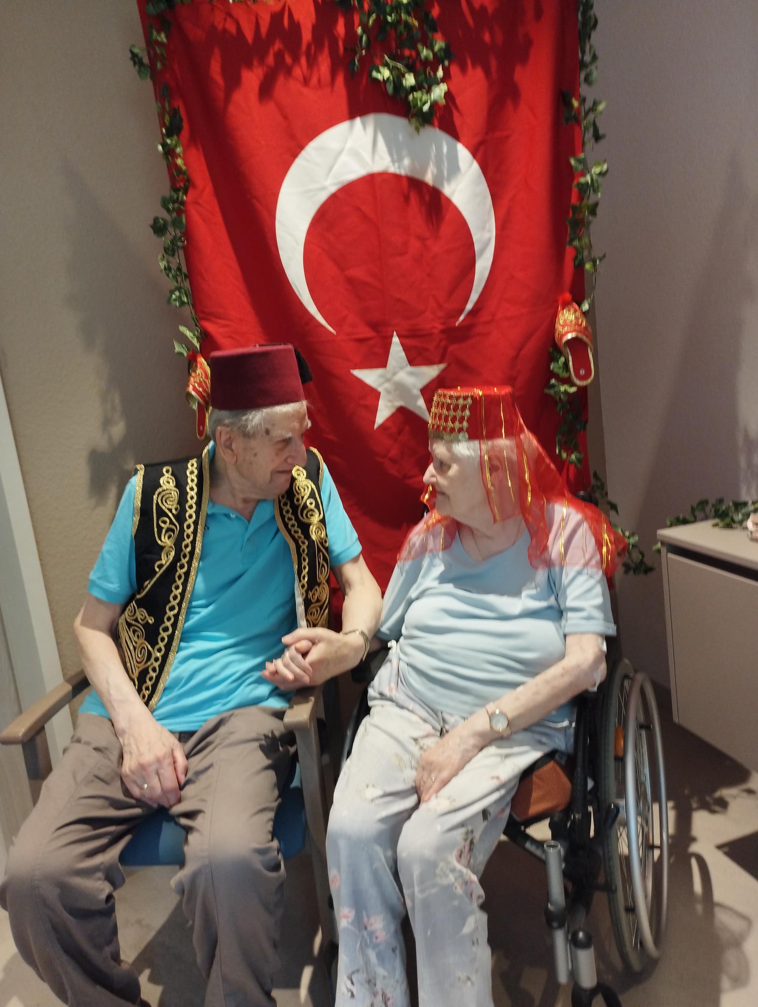 Bewohner vor türkischer Flagge