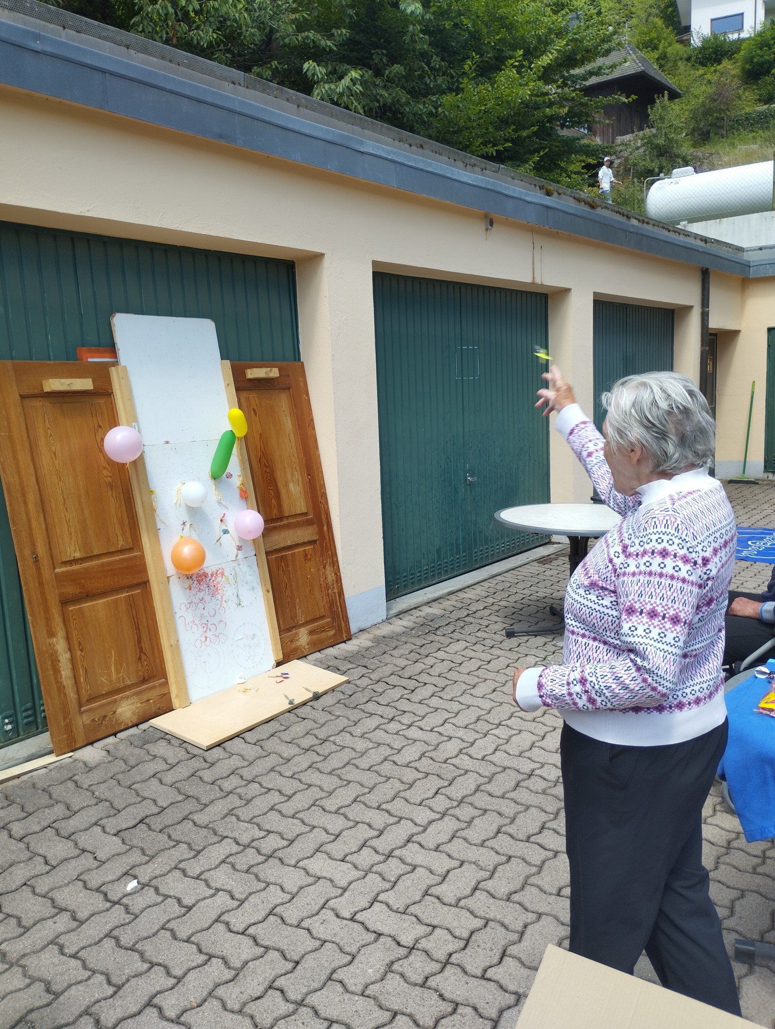 Mitarbeiterin beim Ballonspiel