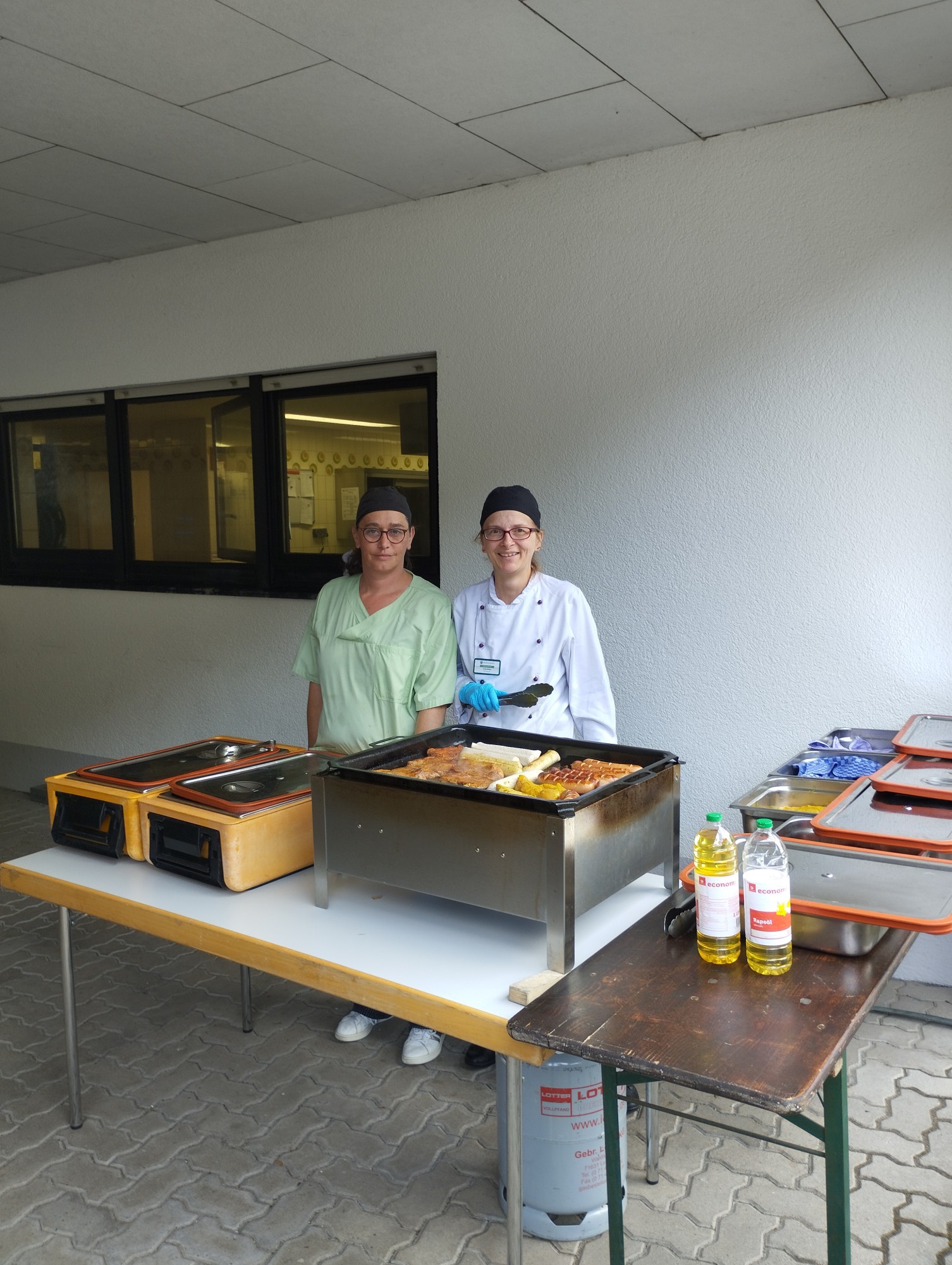 Mitarbeiterinnen am Grill