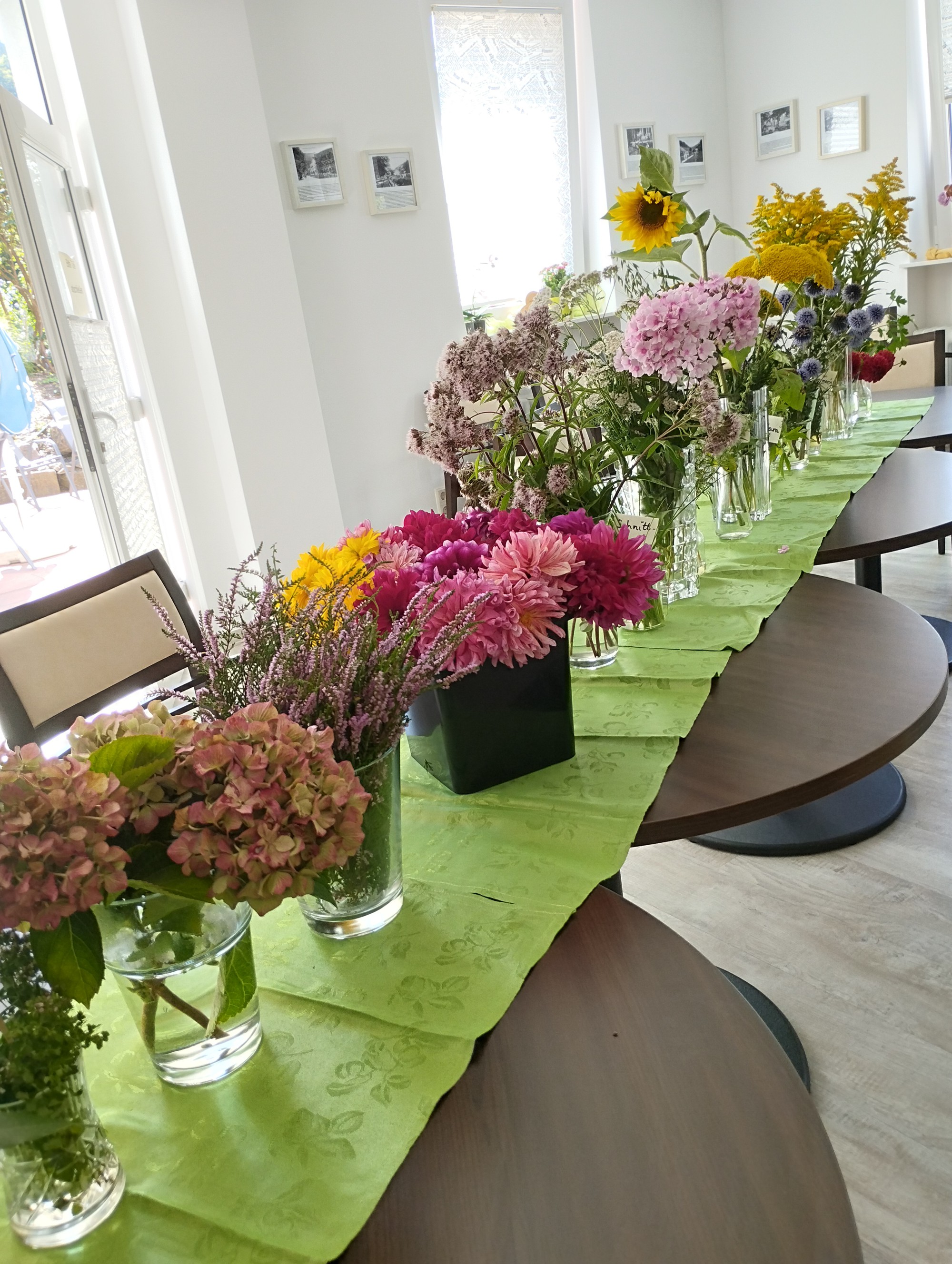 Tisch mit Kräuterbüscheln