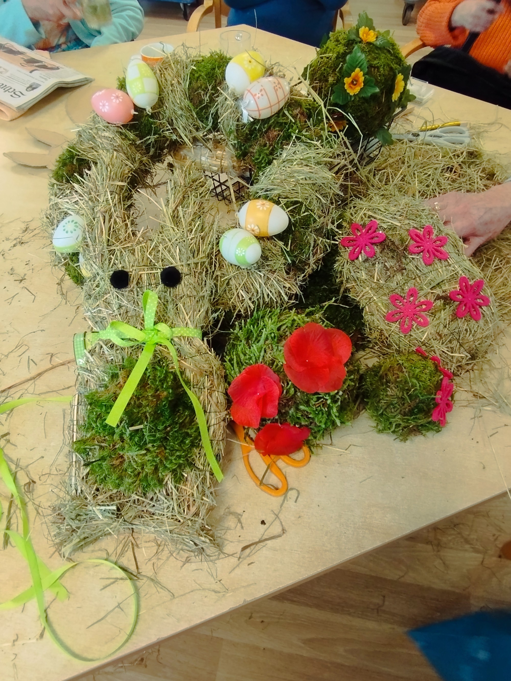 Fertig gebundene Osterkr&auml;nze