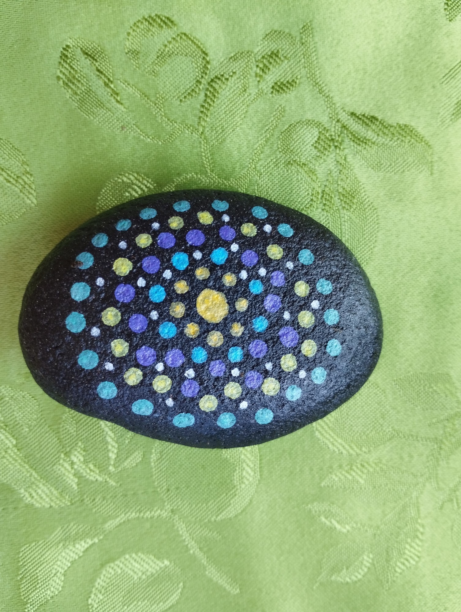 Mit Punkten bemalter Stein