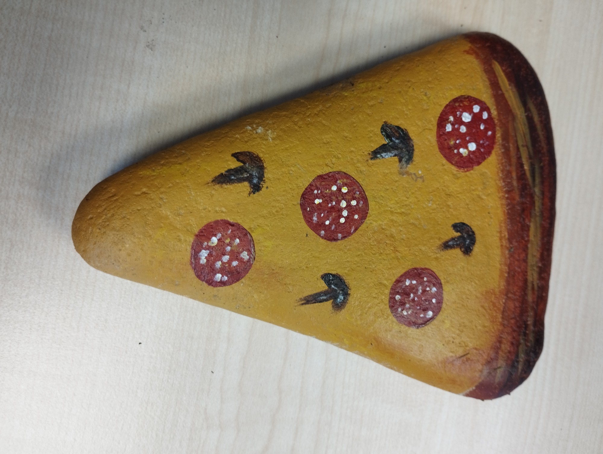 Bemalter Stein im Pizza-Muster