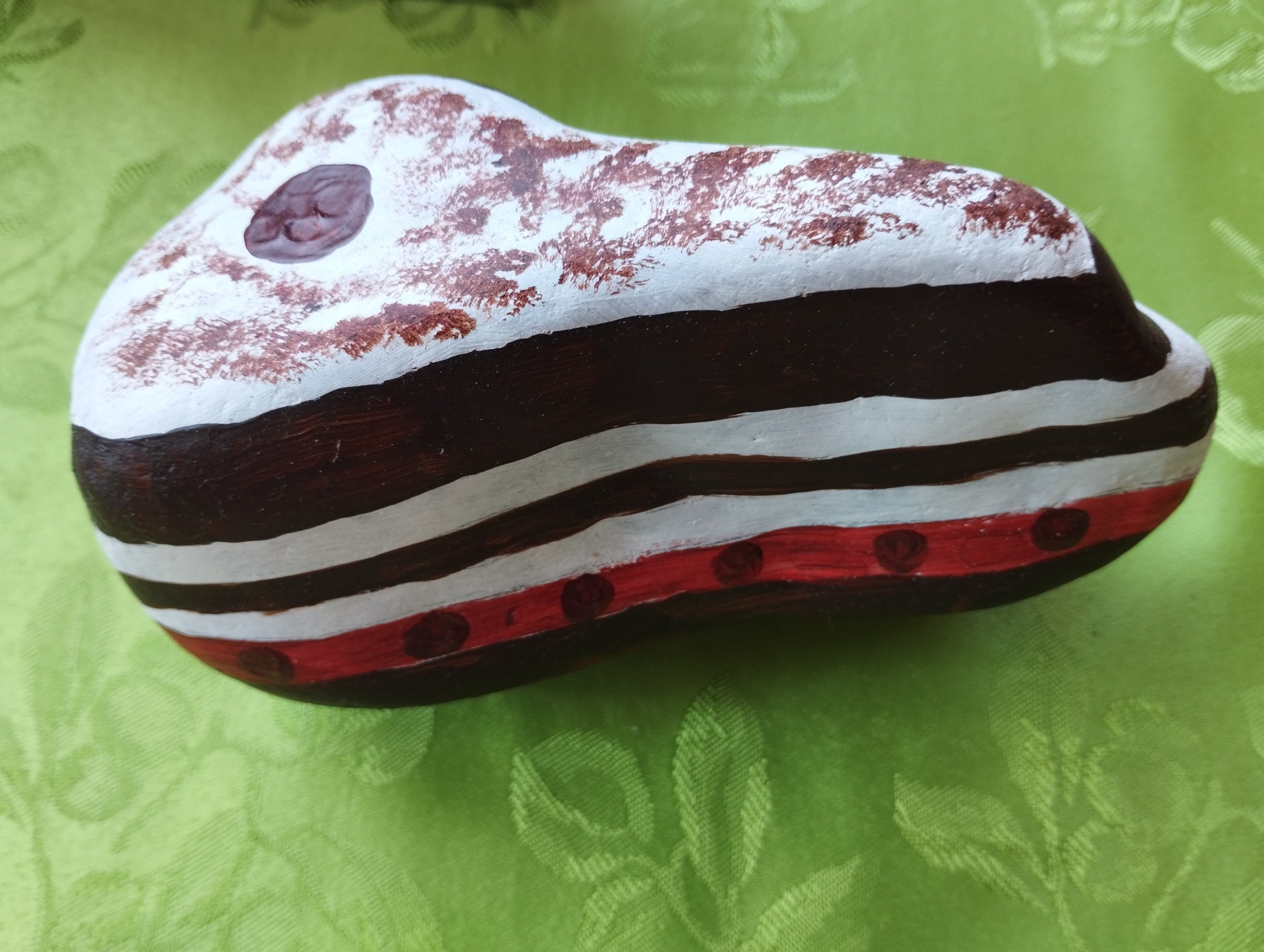 Bemalter Stein im Kuchen-Muster