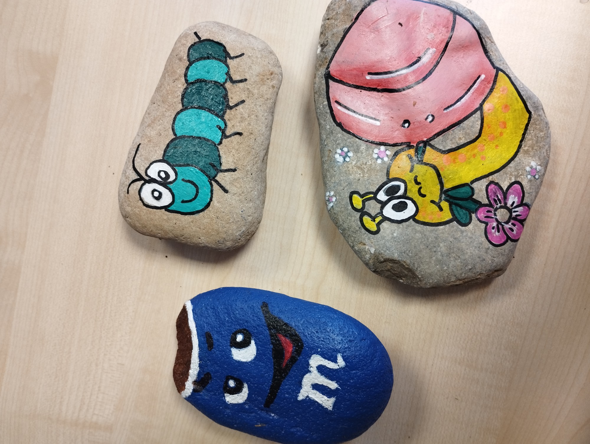 Bemalter Stein mit Tiergesicht