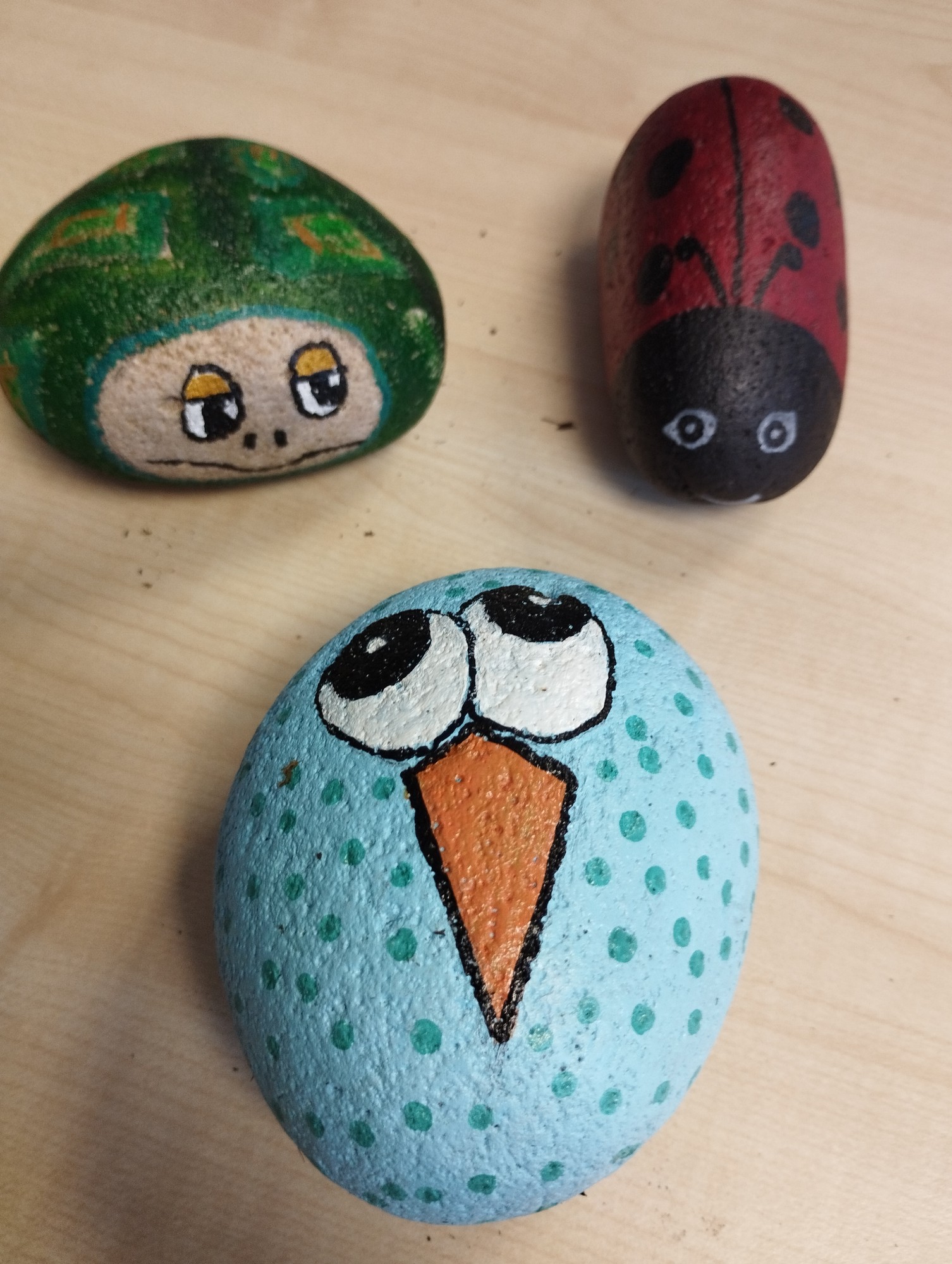 Bemalter Stein mit Tiergesicht