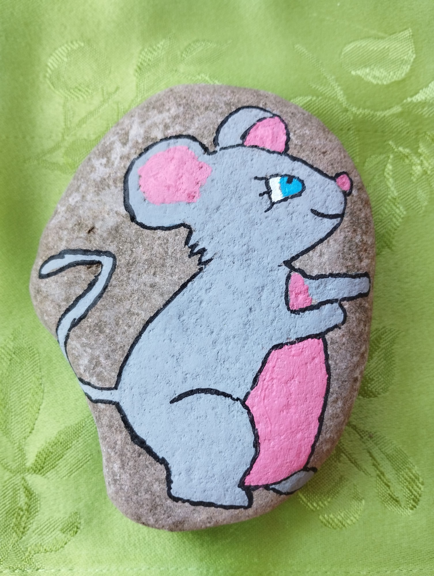 Mit einer Maus bemalter Stein