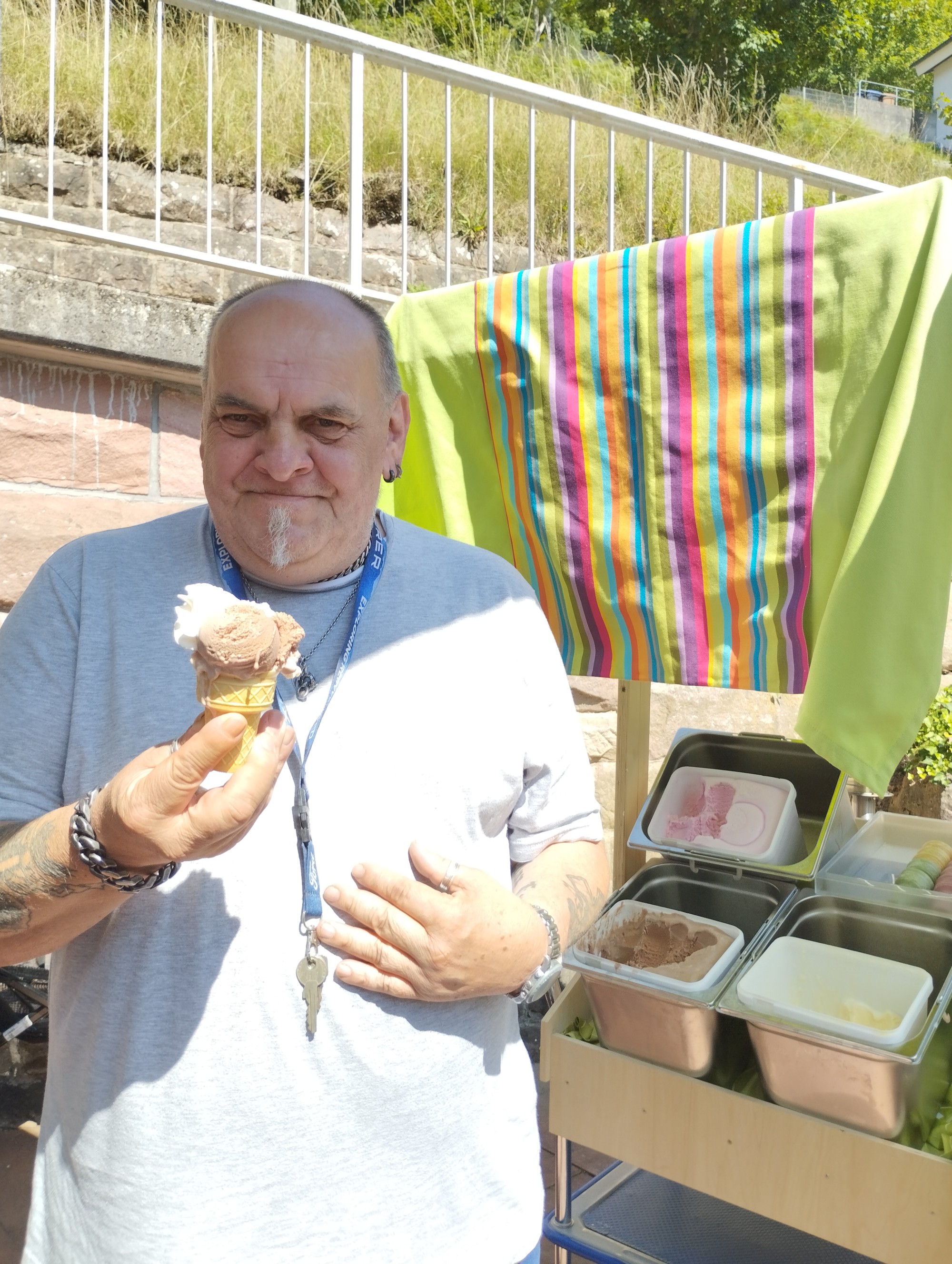 Bewohner mit Eiswaffel