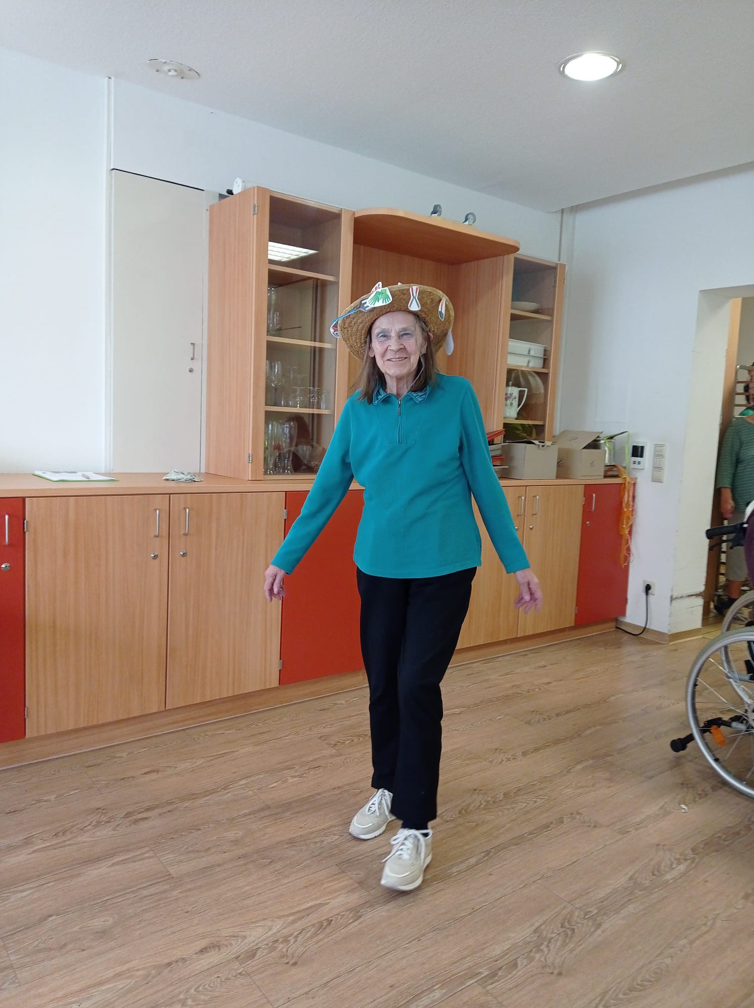 Bewohnerin präsentiert Hut auf dem Kopf