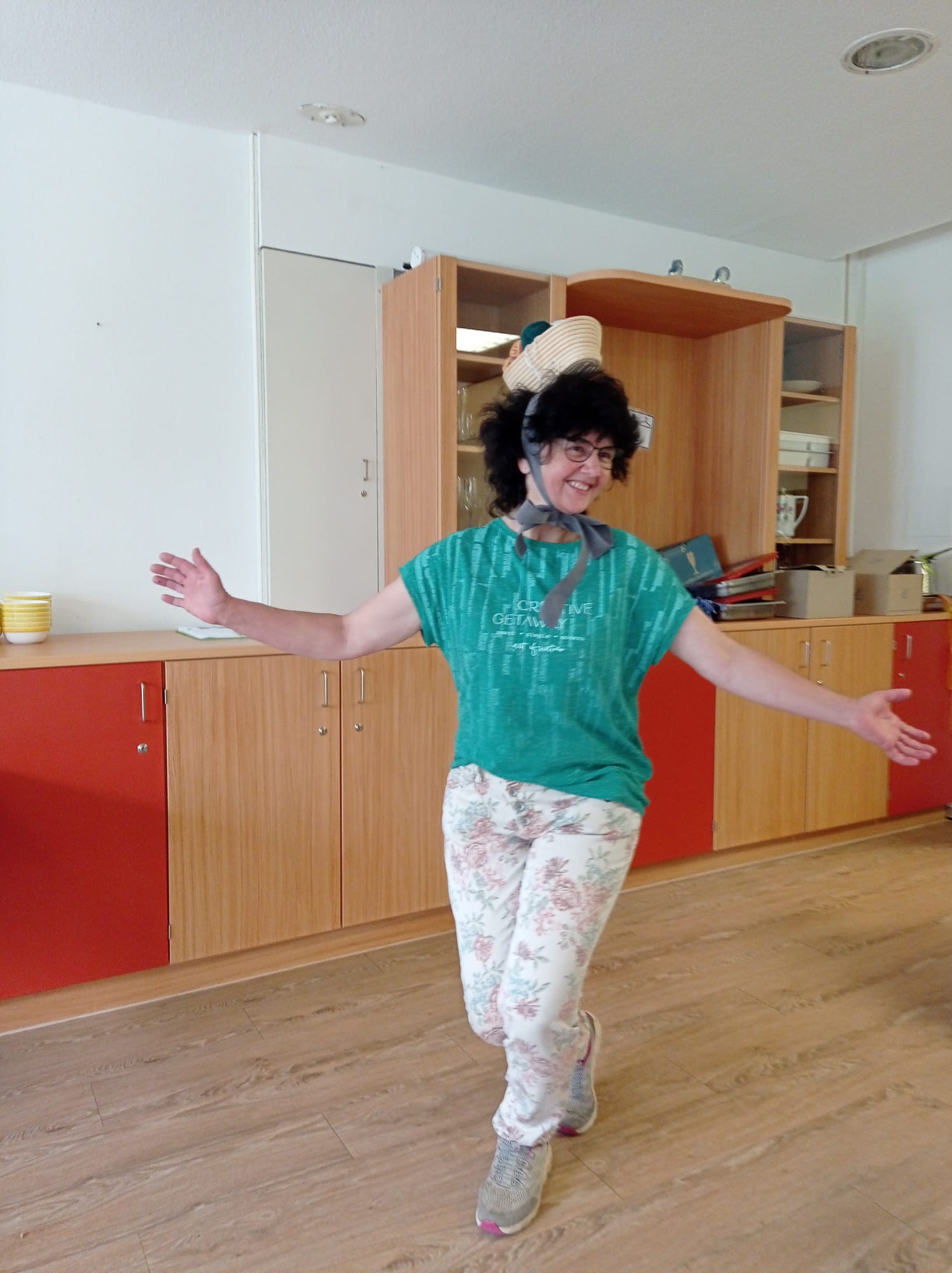 Mitarbeiterin pr&auml;sentiert Hut auf dem Kopf